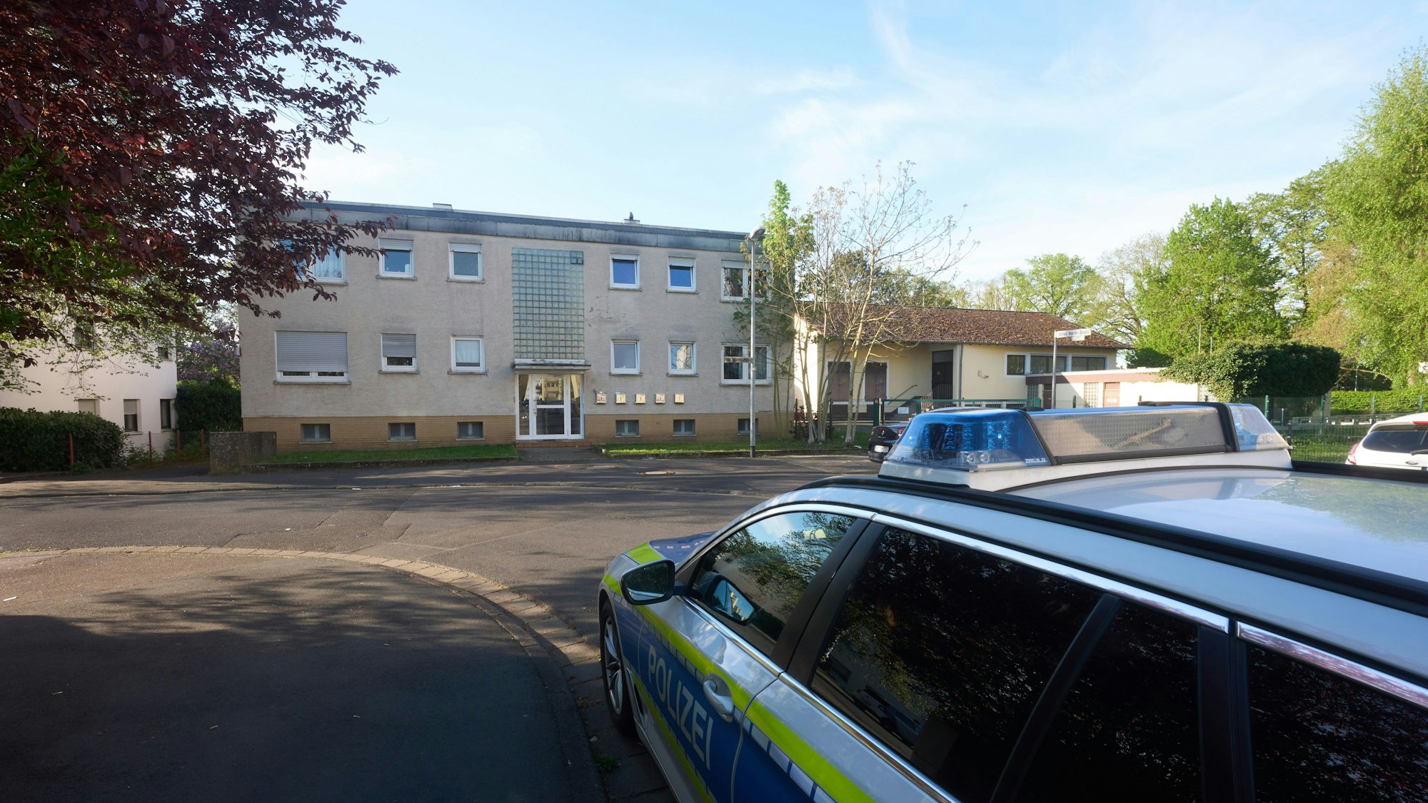 Ein Polizeiwagen steht in der Nähe des Tatorts. Zwei Menschen sind im hessischen Bad Nauheim erschossen worden.