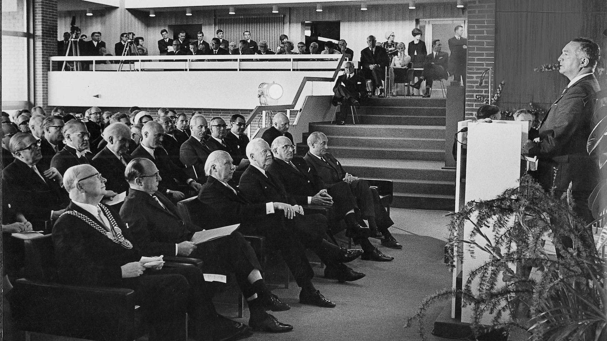 Viele Politiker bei einem Vortrag in Gummersbach.