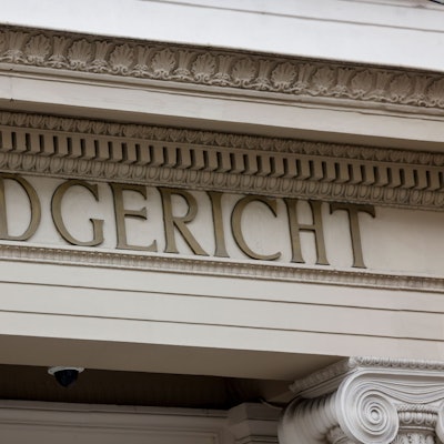 Blick auf den Schriftzug „Landgericht“ an der Fassade des Bonner Gerichtsgebäudes.