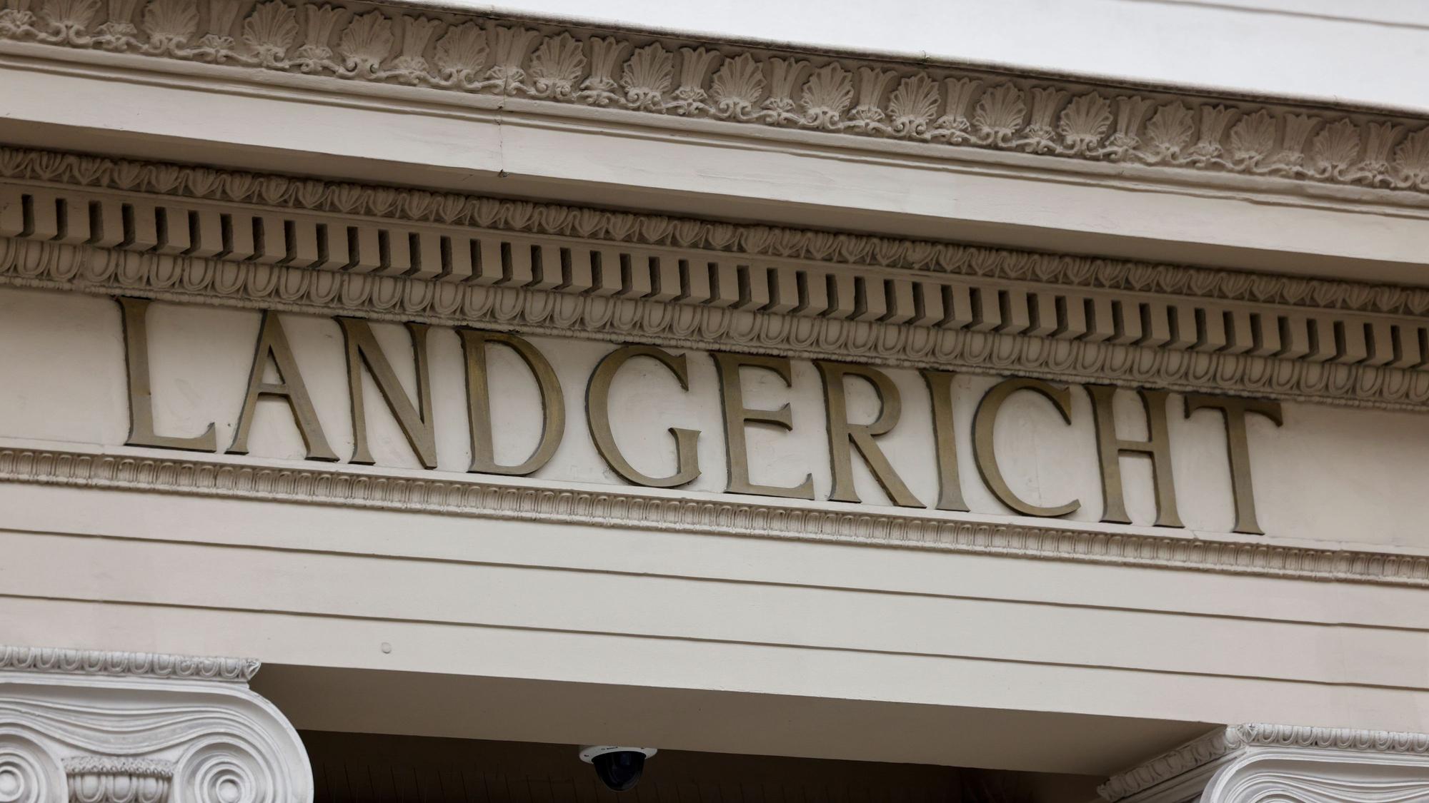 Blick auf den Schriftzug „Landgericht“ an der Fassade des Gerichtsgebäudes.