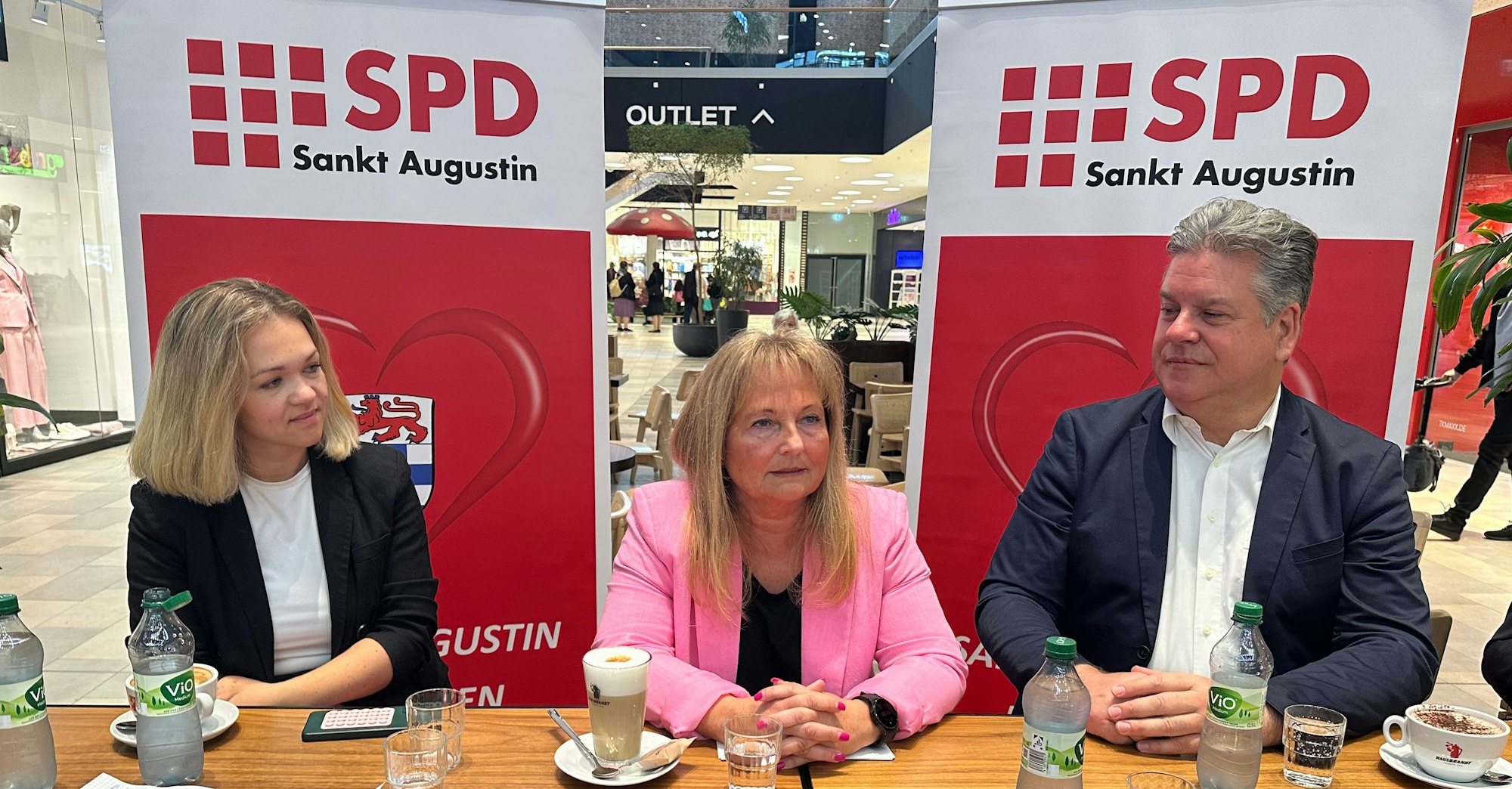 Frauenpower bei der SPD: Heike Borowski (M.) hat ihre Kandidatur zur Bürgermeisterkandidatin in Sankt Augustin erklärt. SPD-Vorsitzende Kristina Schik (l.), und SPD-Fraktionschef Marc Knülle bei der Pressekonferenz.