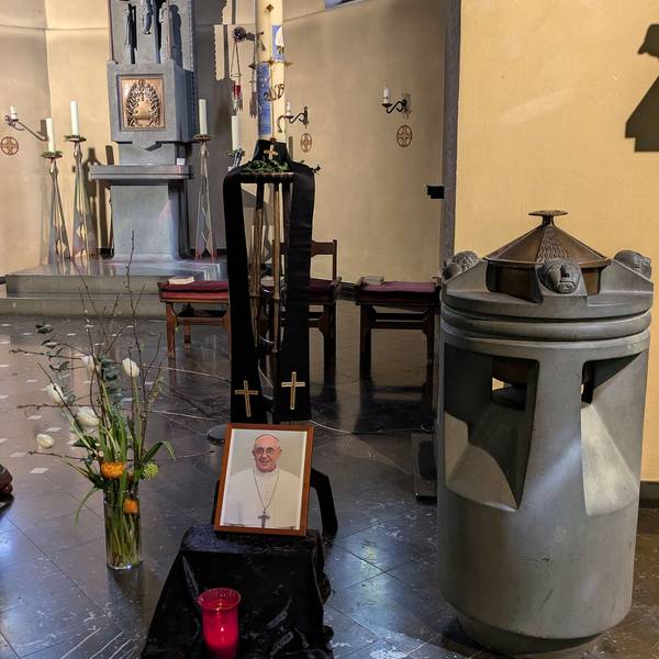 Katholische Gläubige gedenken in der Pfarrkirche St. Georg in Bornheim-Widdig dem verstorbenen Papst Franziskus.