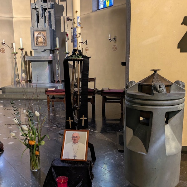 Katholische Gläubige gedenken in der Pfarrkirche St. Georg in Bornheim-Widdig dem verstorbenen Papst Franziskus.