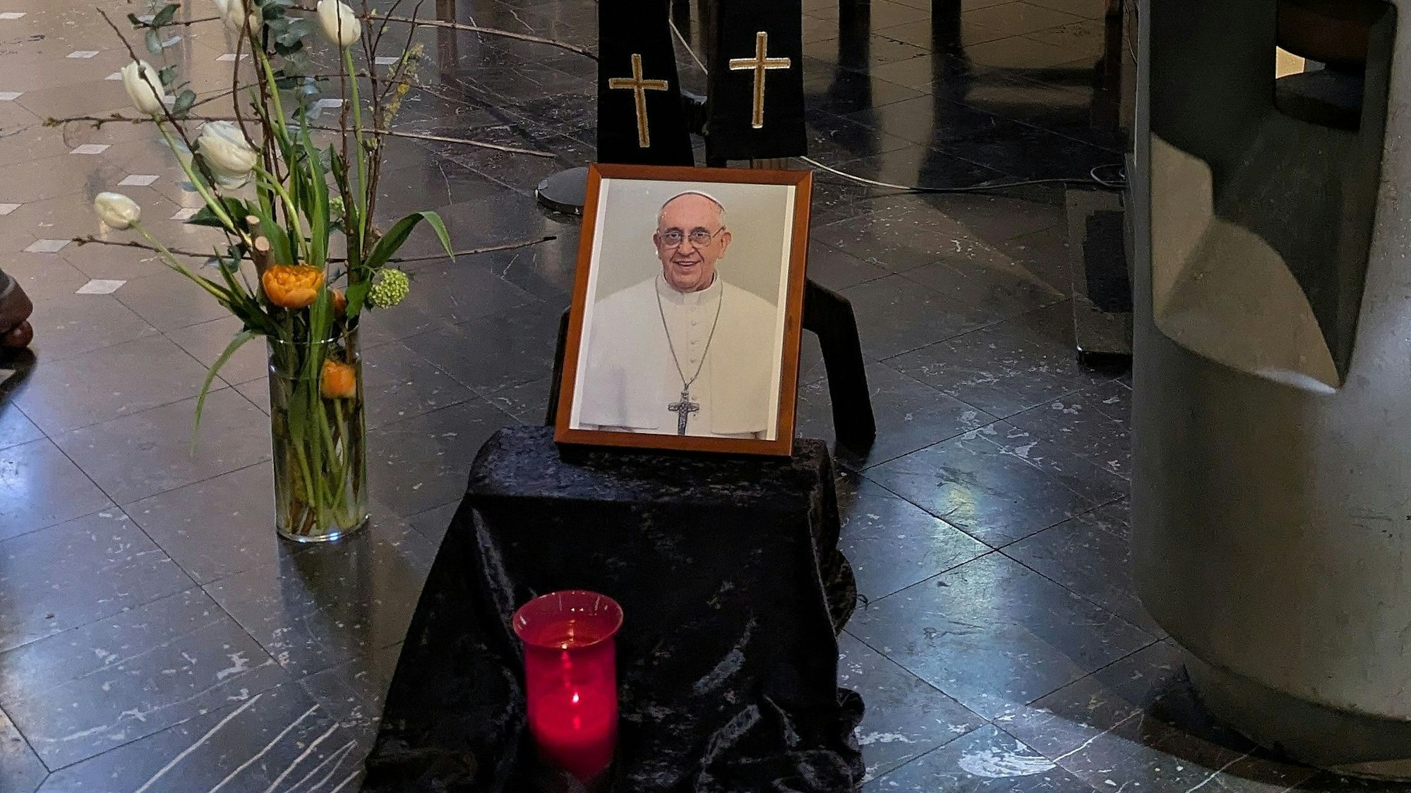 Katholische Gläubige gedenken in der Pfarrkirche St. Georg in Bornheim-Widdig dem verstorbenen Papst Franziskus.