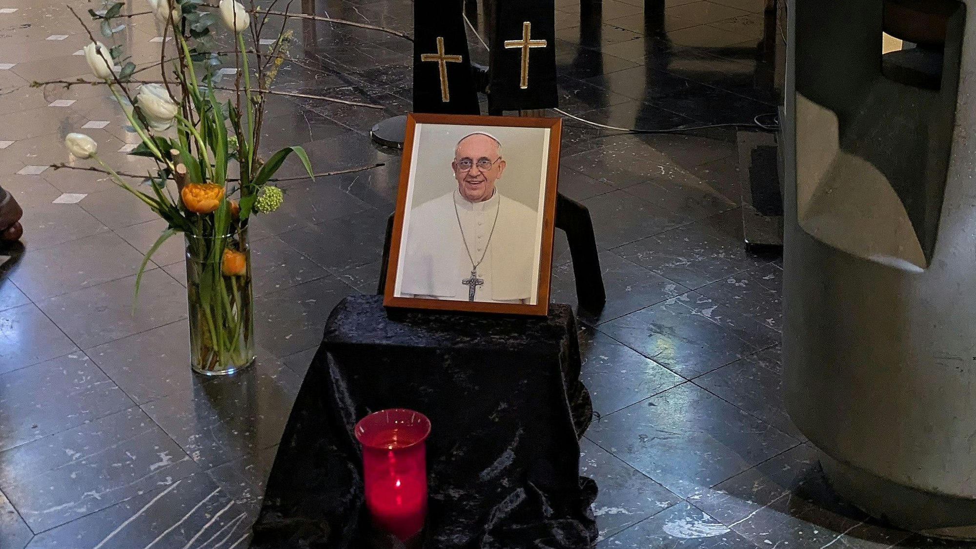 Katholische Gläubige gedenken in der Pfarrkirche St. Georg in Bornheim-Widdig dem verstorbenen Papst Franziskus.