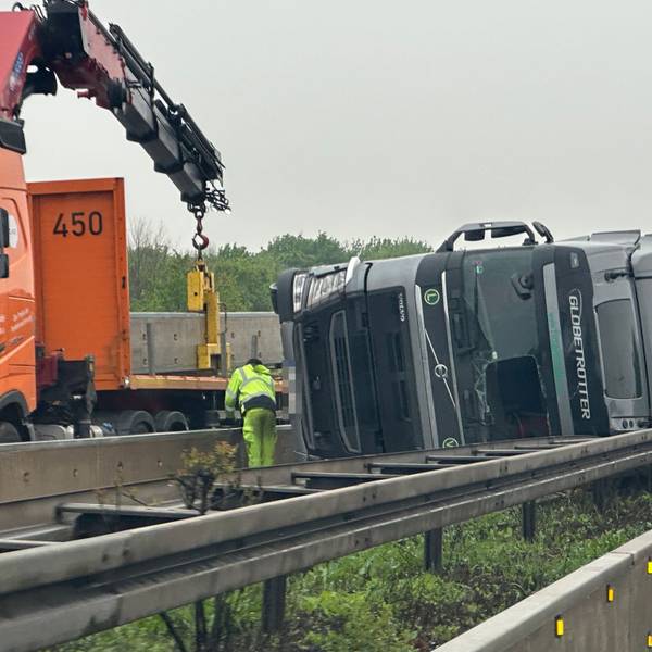 Das Foto zeigt den umgekippten Lkw auf der A4.