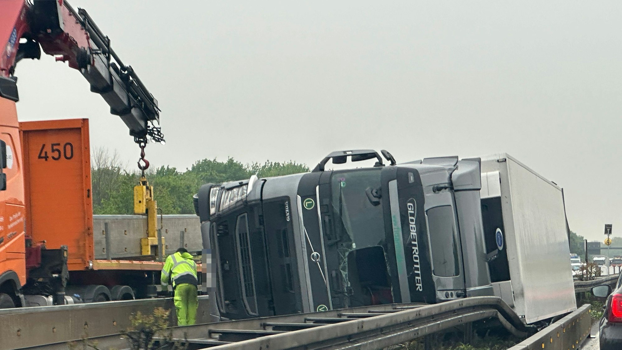 Das Foto zeigt den umgekippten Lkw auf der A4.