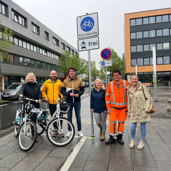 In Hennef ist dfie dritte Fahrradstraße als Teil der interkommunalen Radpendlerroute Hennef-Sankt Augustin-Siegburg-Troisdorf offiziell eingeweiht worden.
