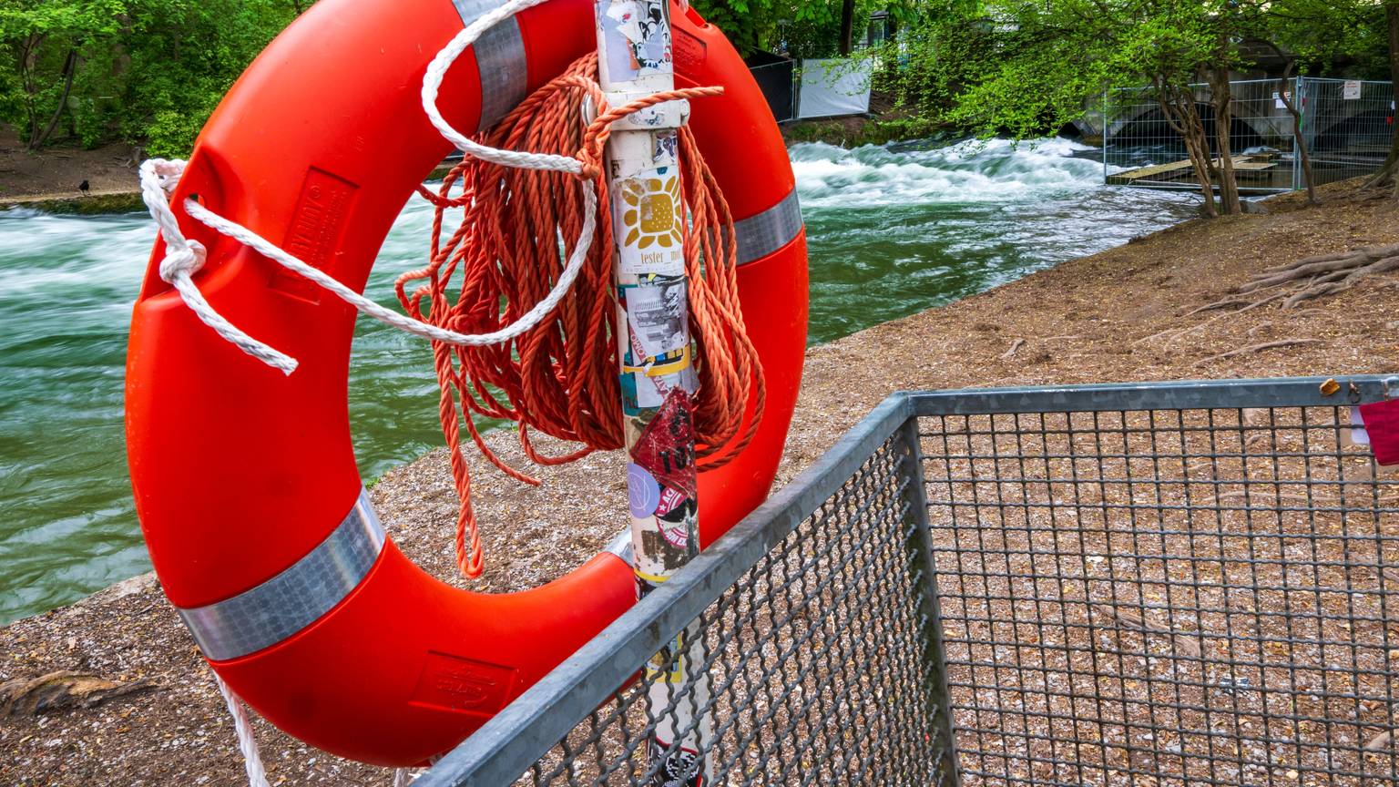 Kurz vor Ostern gab es auf der künstlichen Welle am Eisbach in München einen folgenschweren Unfall.