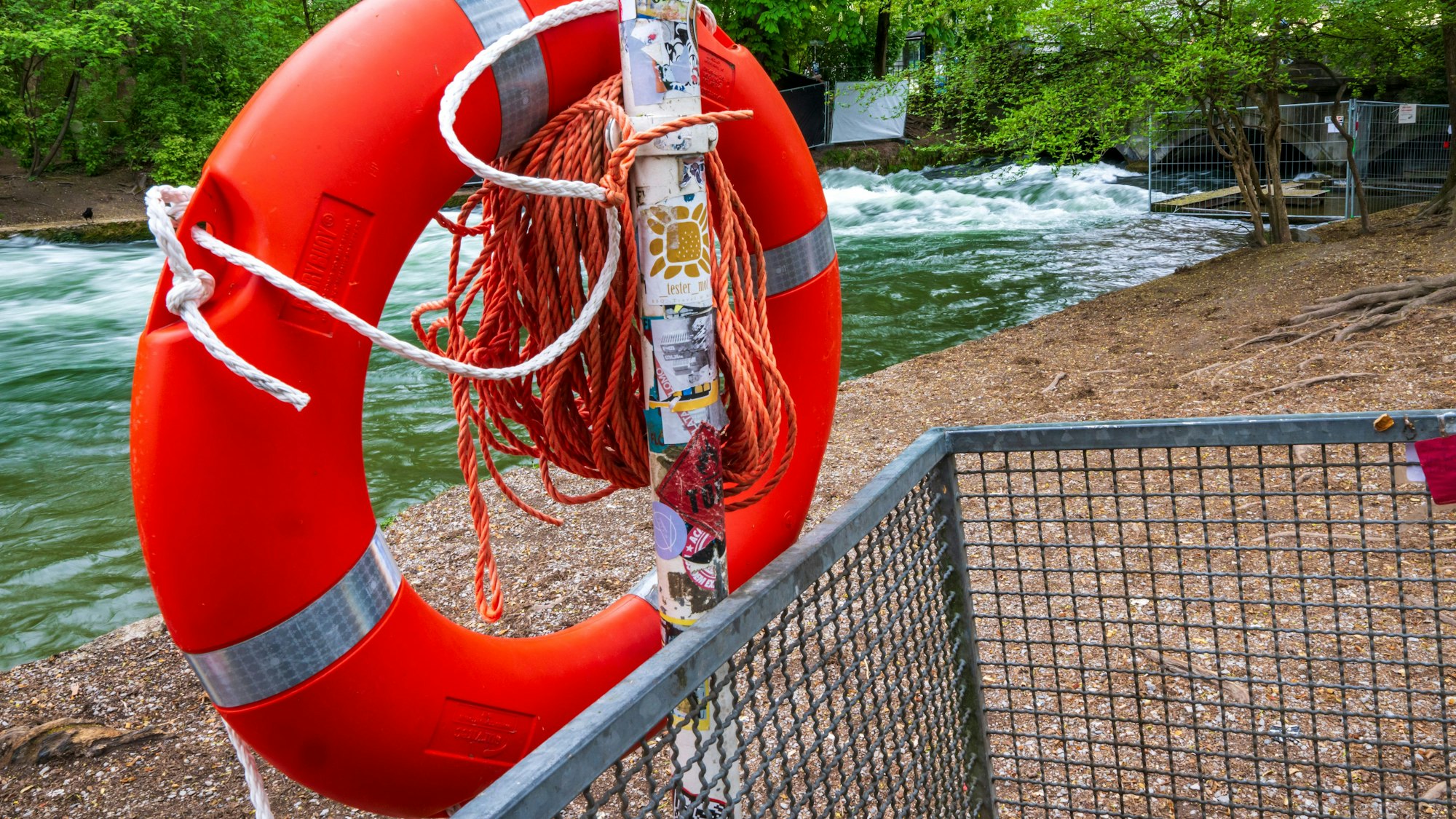 Kurz vor Ostern gab es auf der künstlichen Welle am Eisbach in München einen folgenschweren Unfall.