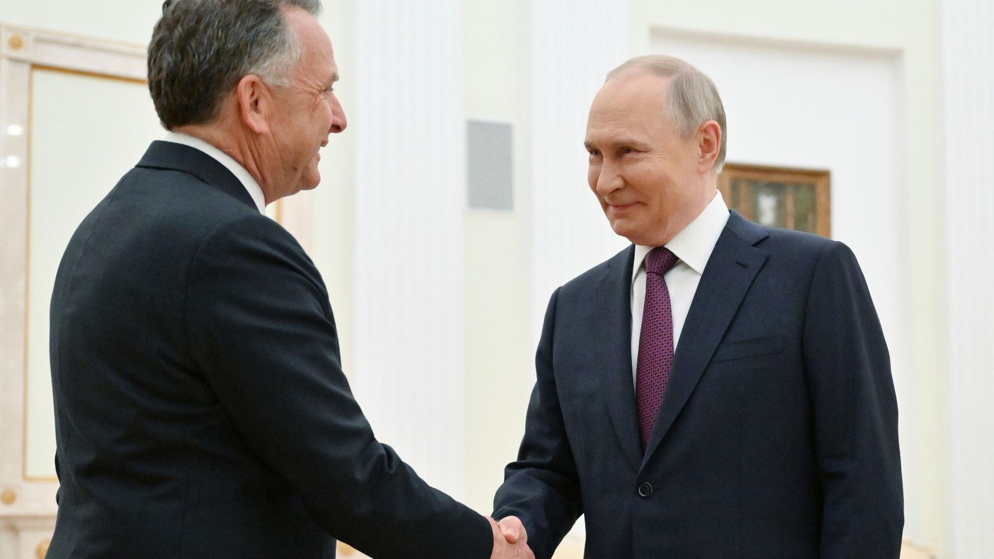 Der russische Präsident Wladimir Putin (r.) und der Sondergesandte von US-Präsident Trump, Steve Witkoff, begrüßen sich am Freitag vor ihrem Gespräch im Kreml.