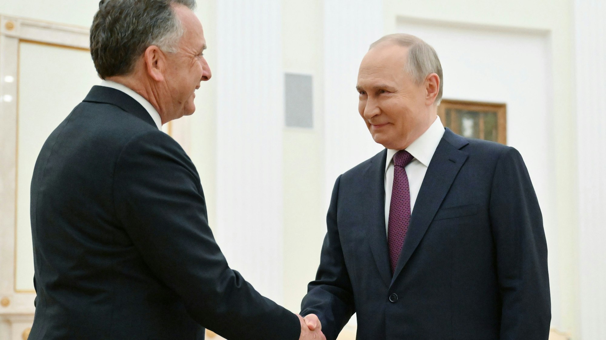 Der russische Präsident Wladimir Putin (r.) und der Sondergesandte von US-Präsident Trump, Steve Witkoff, begrüßen sich am Freitag vor ihrem Gespräch im Kreml.