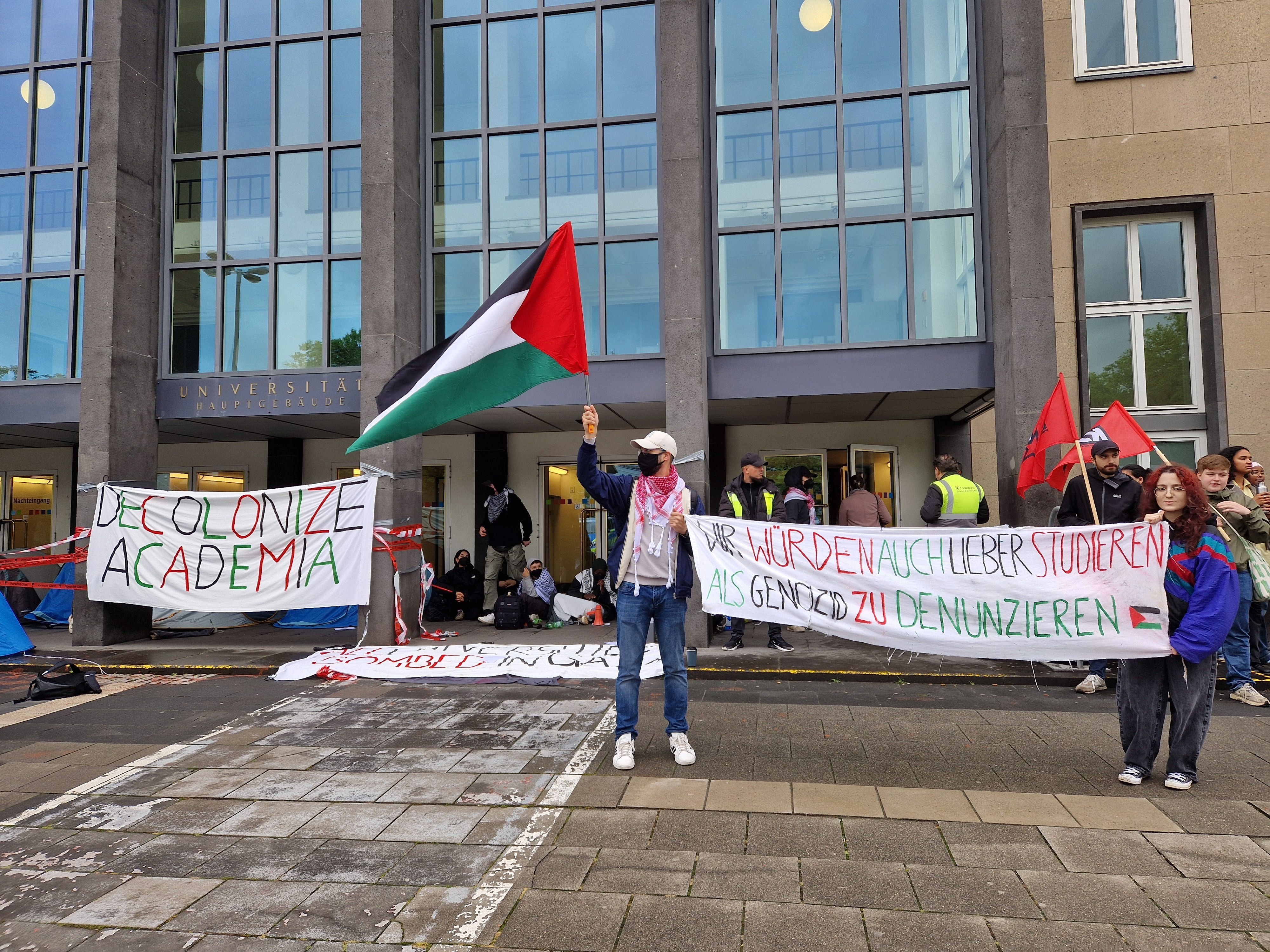 Blockade-Aktion vor dem Hauptgebäude der Uni Köln im Sommer 2024 von pro-palästinensischen Aktivisten löste einen Großeinsatz der Polizei aus. (Archivbild)