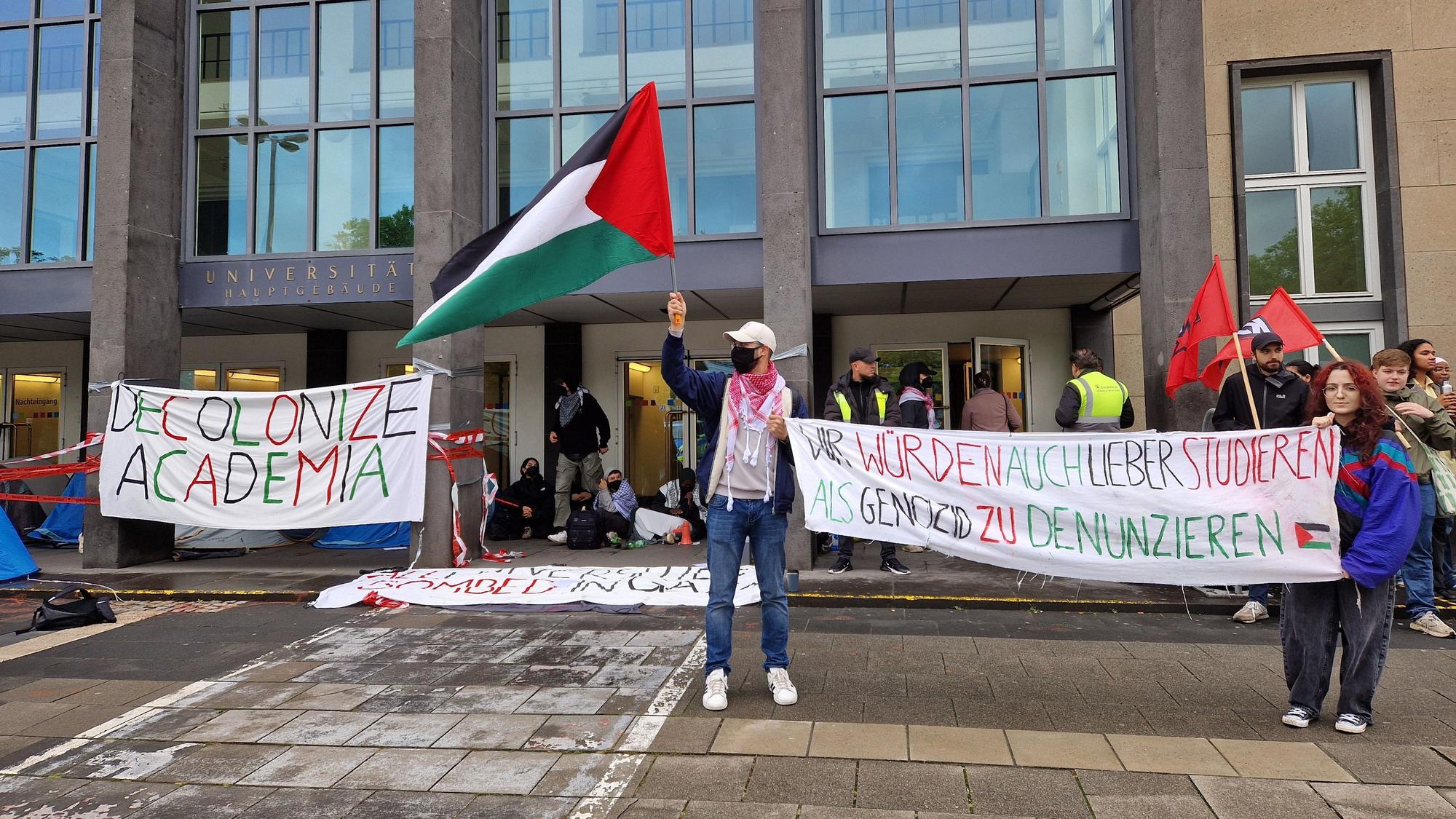 Blockade-Aktion vor dem Hauptgebäude der Uni Köln im Sommer 2024 von pro-palästinensischen Aktivisten löste einen Großeinsatz der Polizei aus. (Archivbild)