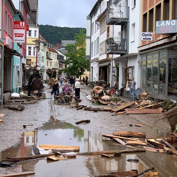 Das Bild zeigt die Fußgängerzone (Dreiborner Straße) in Gemünd am Tag nach der Flut.