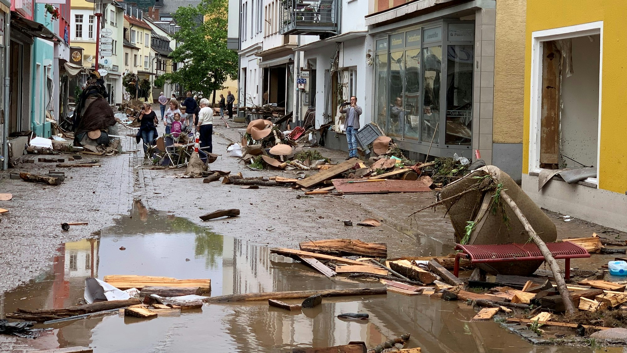 Die Fußgängerzone (Dreiborner Straße) in Gemünd am Tag nach der Flut.