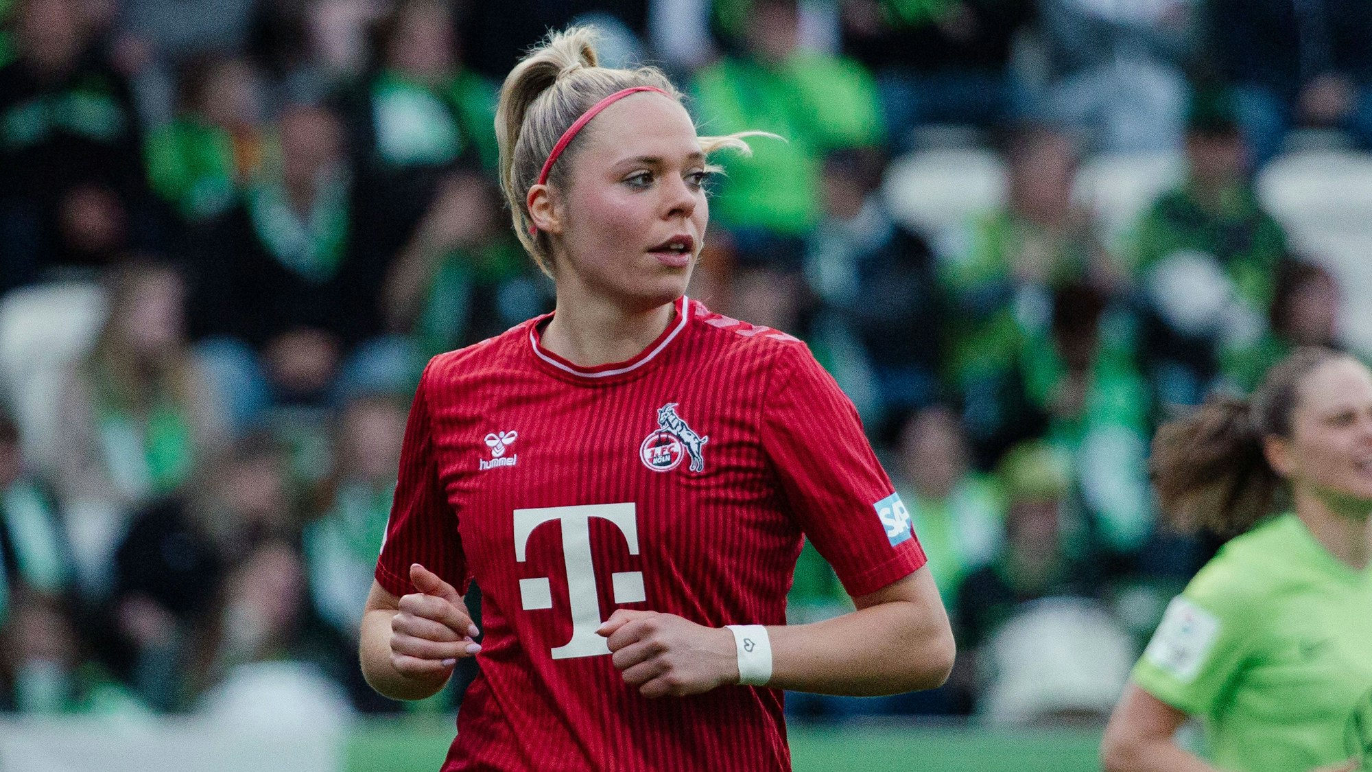 Wolfsburg, Deutschland 03. Mai 2024: 1. BL - Frauen - 2023 / 2024 - VfL Wolfsburg vs. 1. FC Köln Im Bild: Janina Hechler Koeln konzentriert auf dem Spielfeld. /// DFB regulations prohibit any use of photographs as image sequences and/or quasi-video /// AOK Stadion Niedersachsen *** Wolfsburg, Germany 03 May 2024 1 BL Women 2023 2024 VfL Wolfsburg vs 1 FC Köln In the picture Janina Hechler Koeln concentrated on the pitch DFB regulations prohibit any use of photographs as image sequences and or quasi video AOK Stadion Niedersachsen Copyright: xFotostandx/xNiewelerx