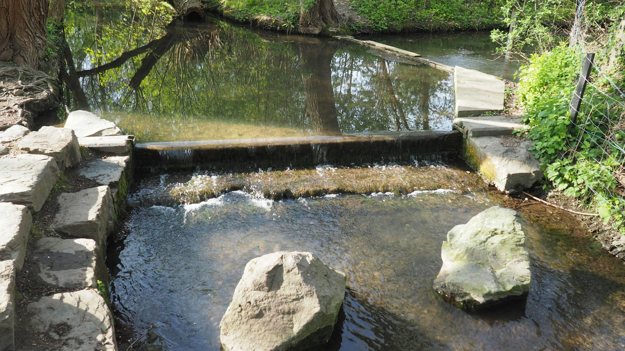 Ein Bach, im Bachbett liegen Findlinge.