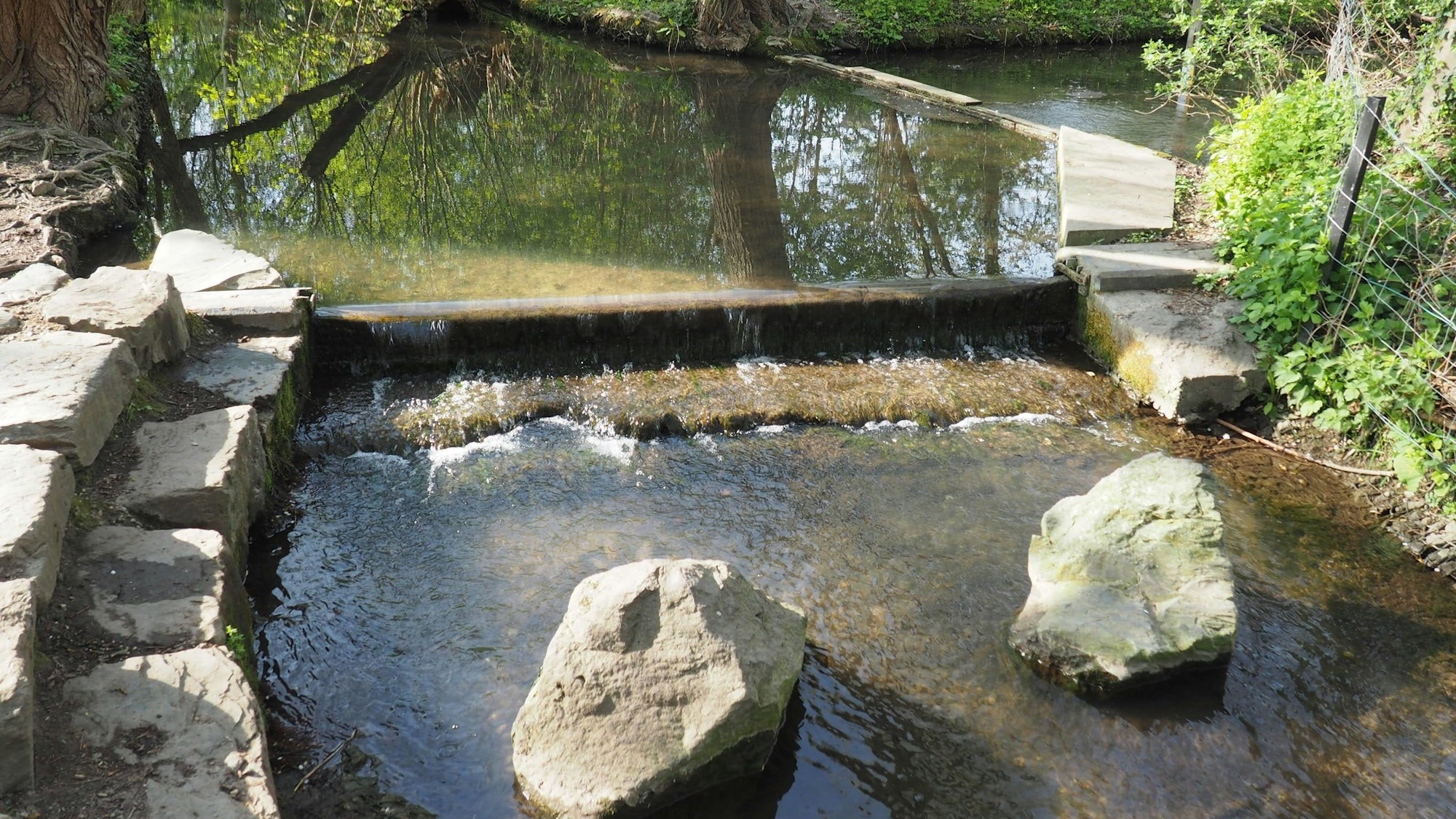 Gewässer mit großen Trittsteinen.