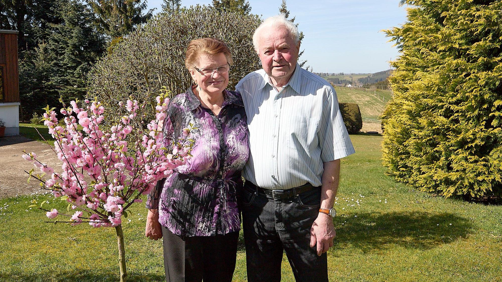 Ingeborg und Wilhelm Hermes stehen neben einem blühenden Bäumchen.
