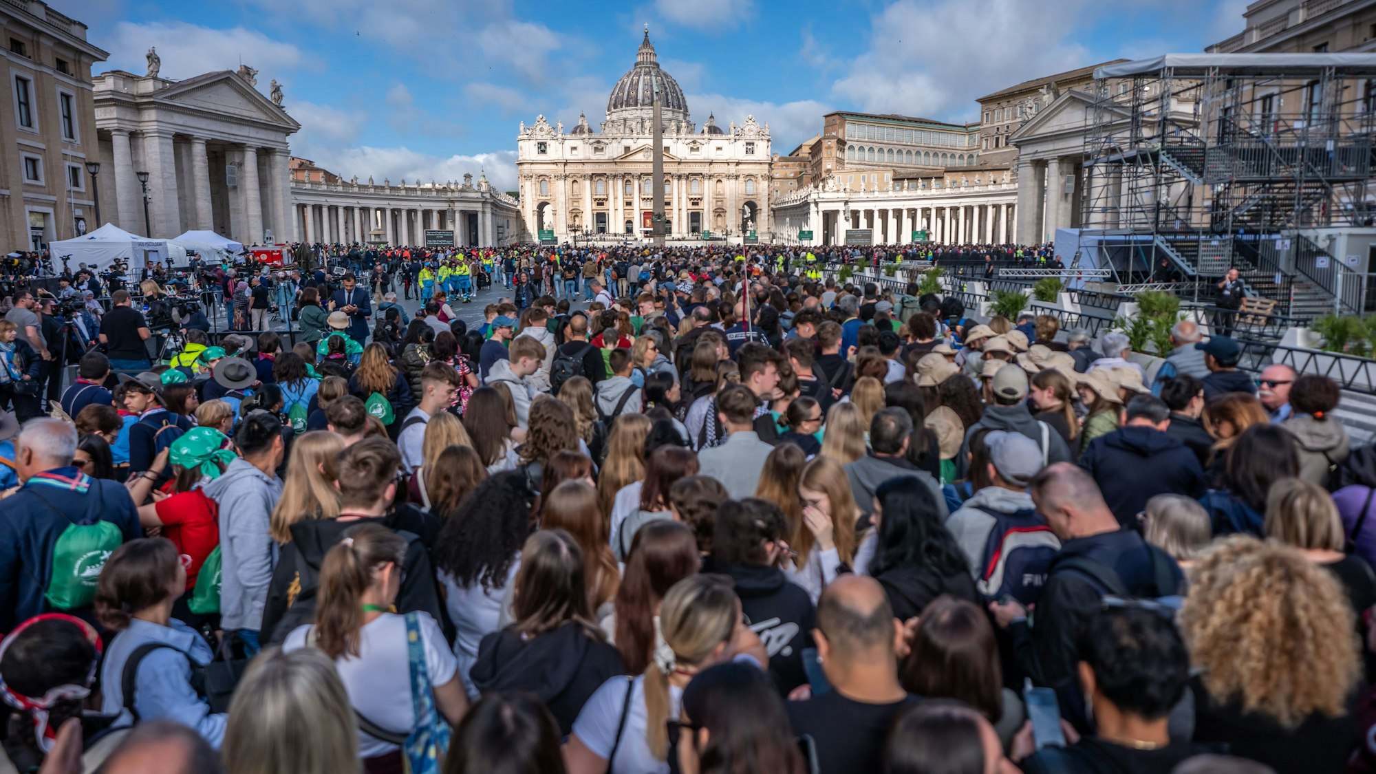 Gläubige und Besucher stehen vor dem Petersdom an, um Abschied von Papst Franziskus zu nehmen.
