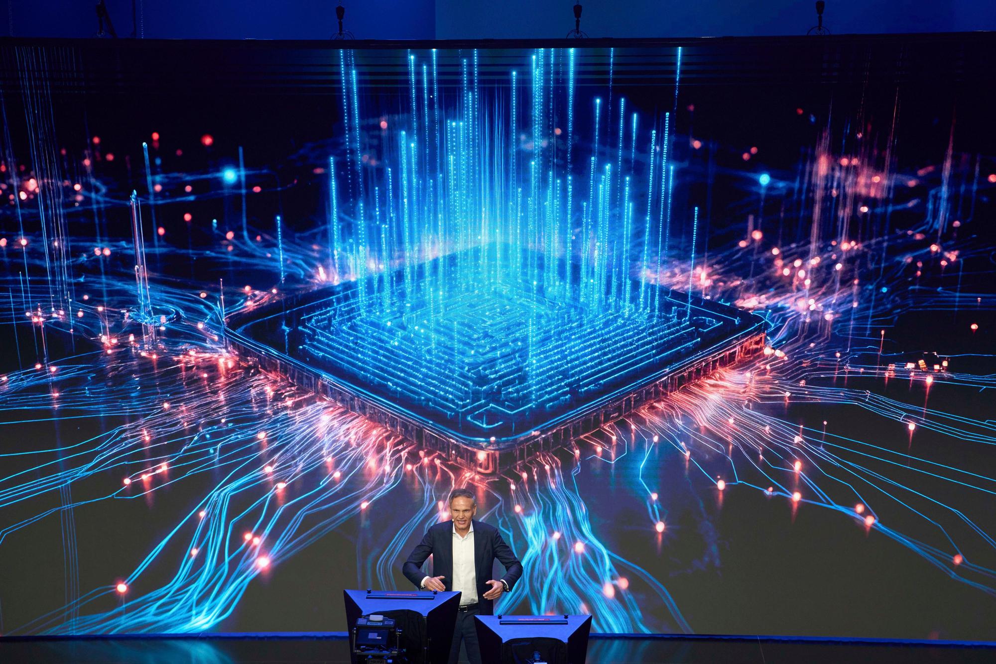 Shanghai: Oliver Blume, Vorstandsvorsitzender des Volkswagen Konzerns, spricht während eines Medienabends von Volkswagen im Vorfeld der Auto Show.