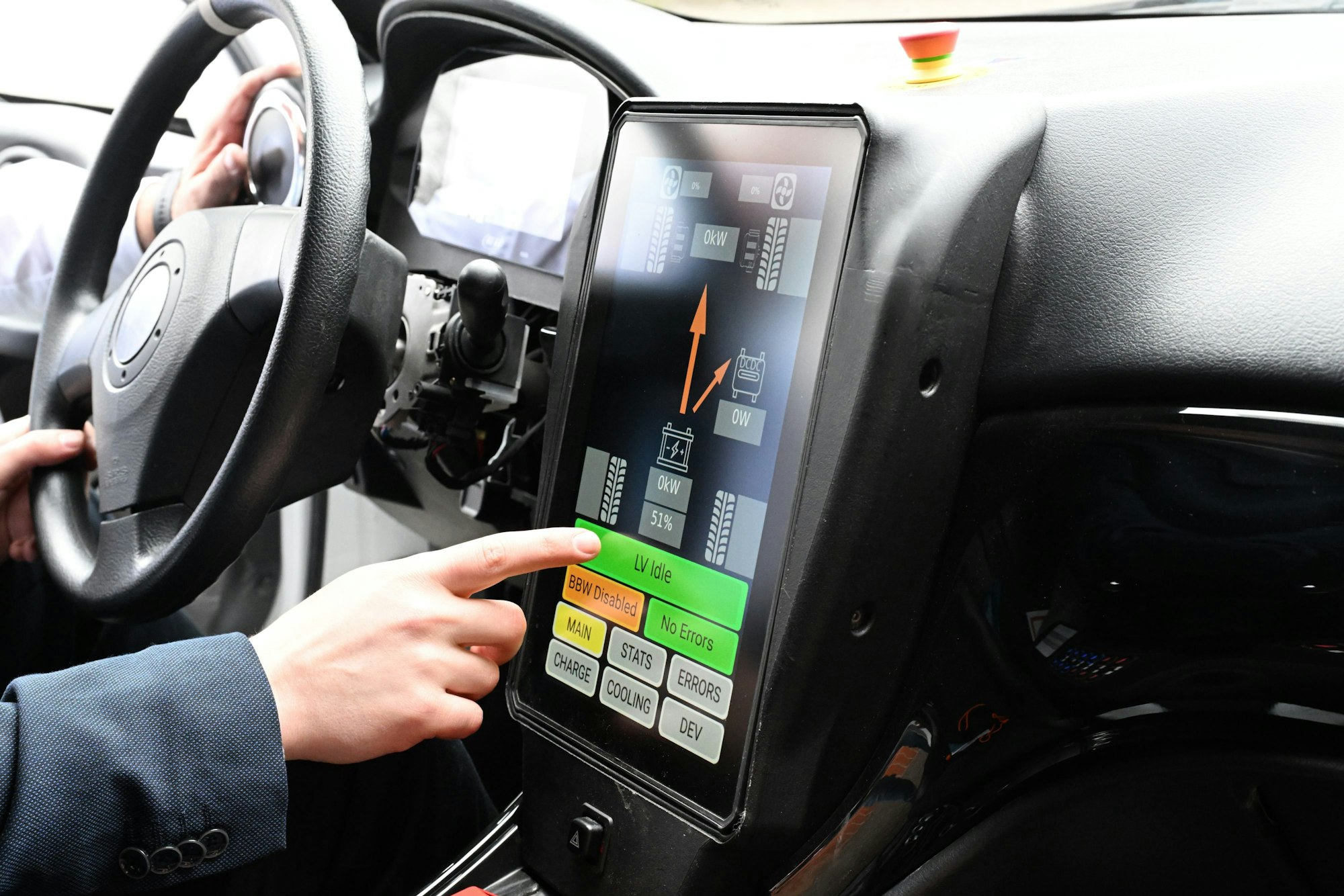 Man sieht einen Computer in einem Auto.