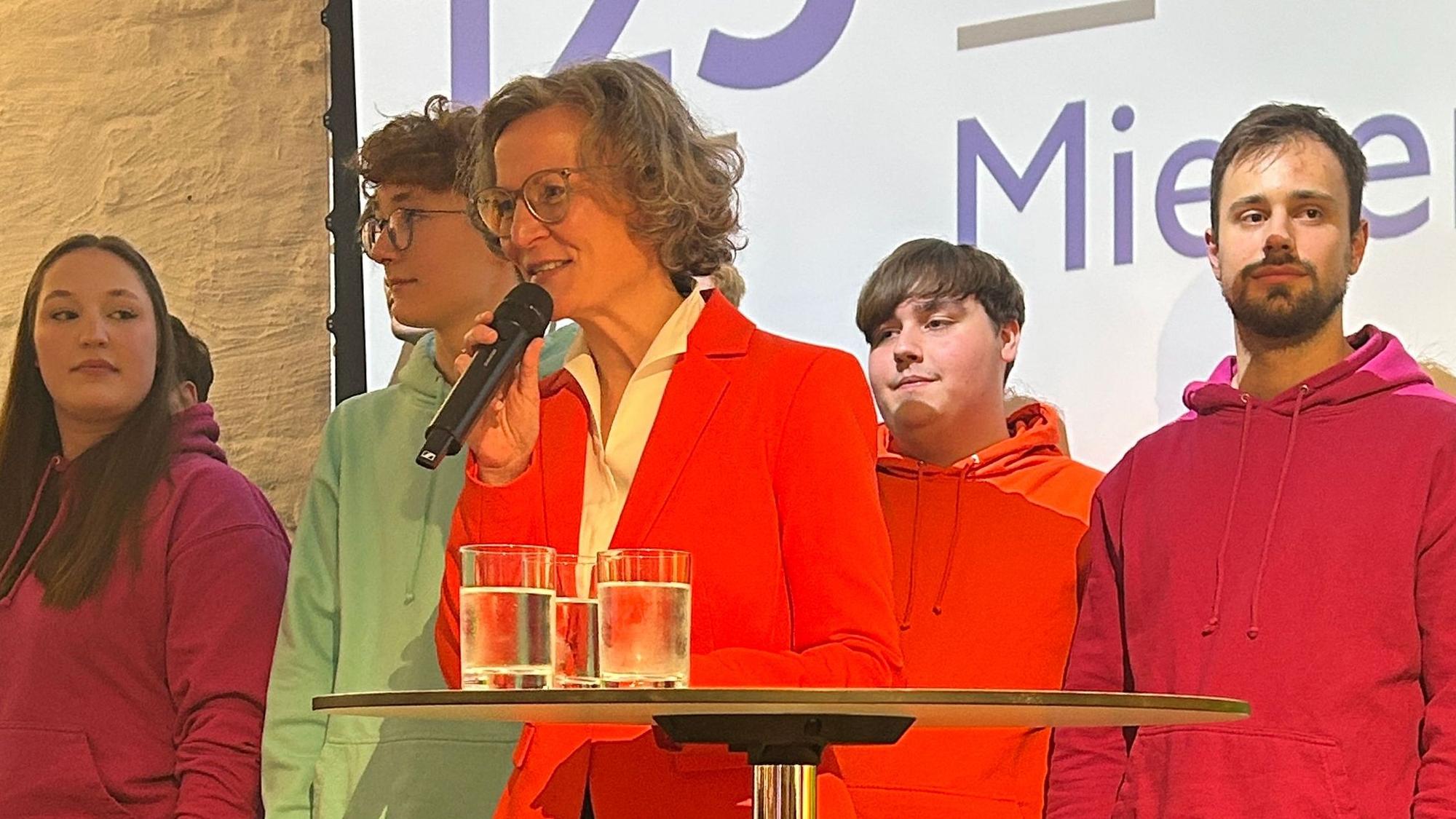 125 Jahre Mieterverein Köln: Kommunal- und Bauministerin Ina Scharrenbach (CDU) gemeinsam mit Mitgliedern des Jugendchores St. Stephan.