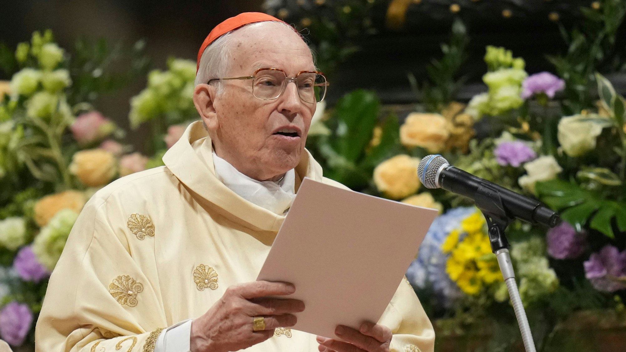 Giovanni Battista Re, Dekan des Kardinalskollegiums, verliest eine Botschaft.