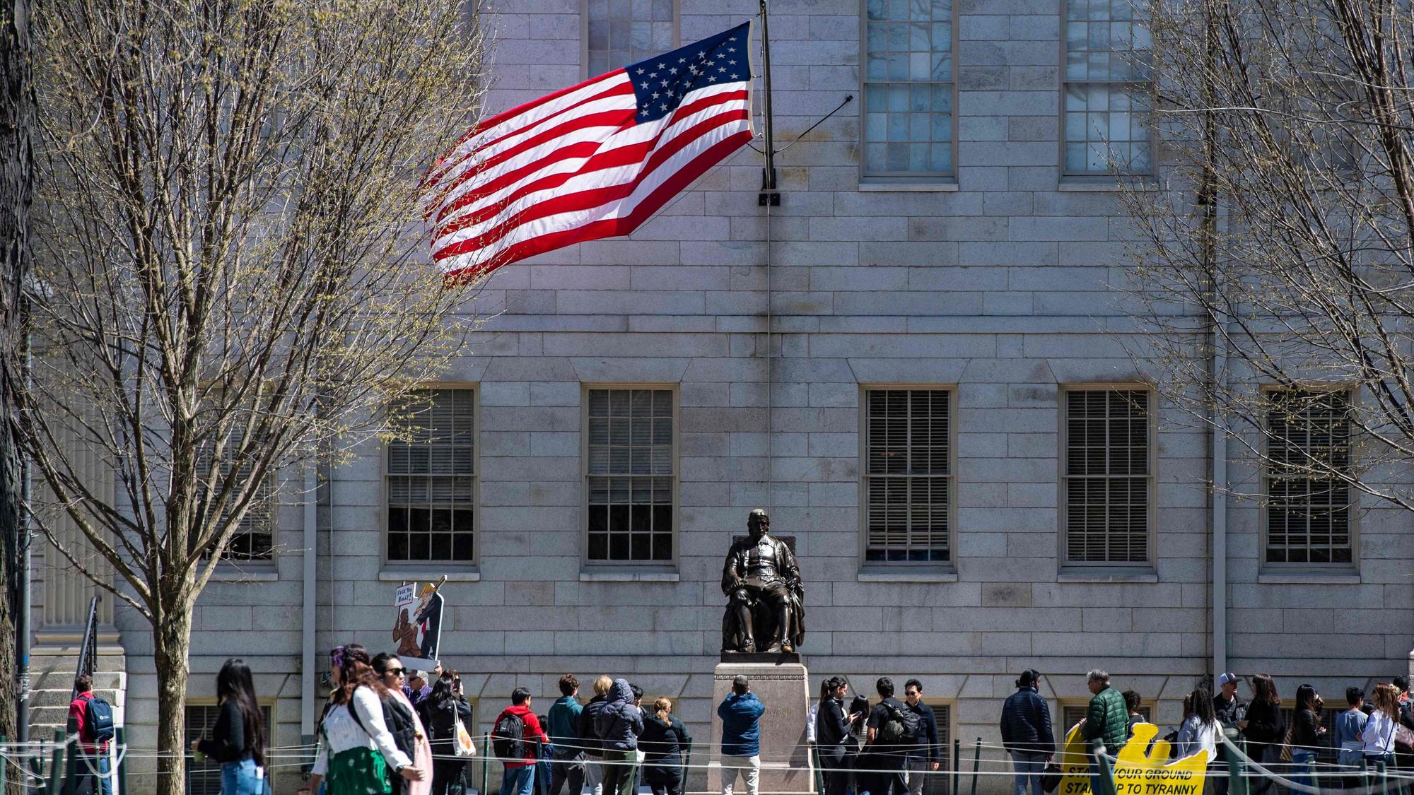 Protest vor der John Harvard Statue in Harvard.