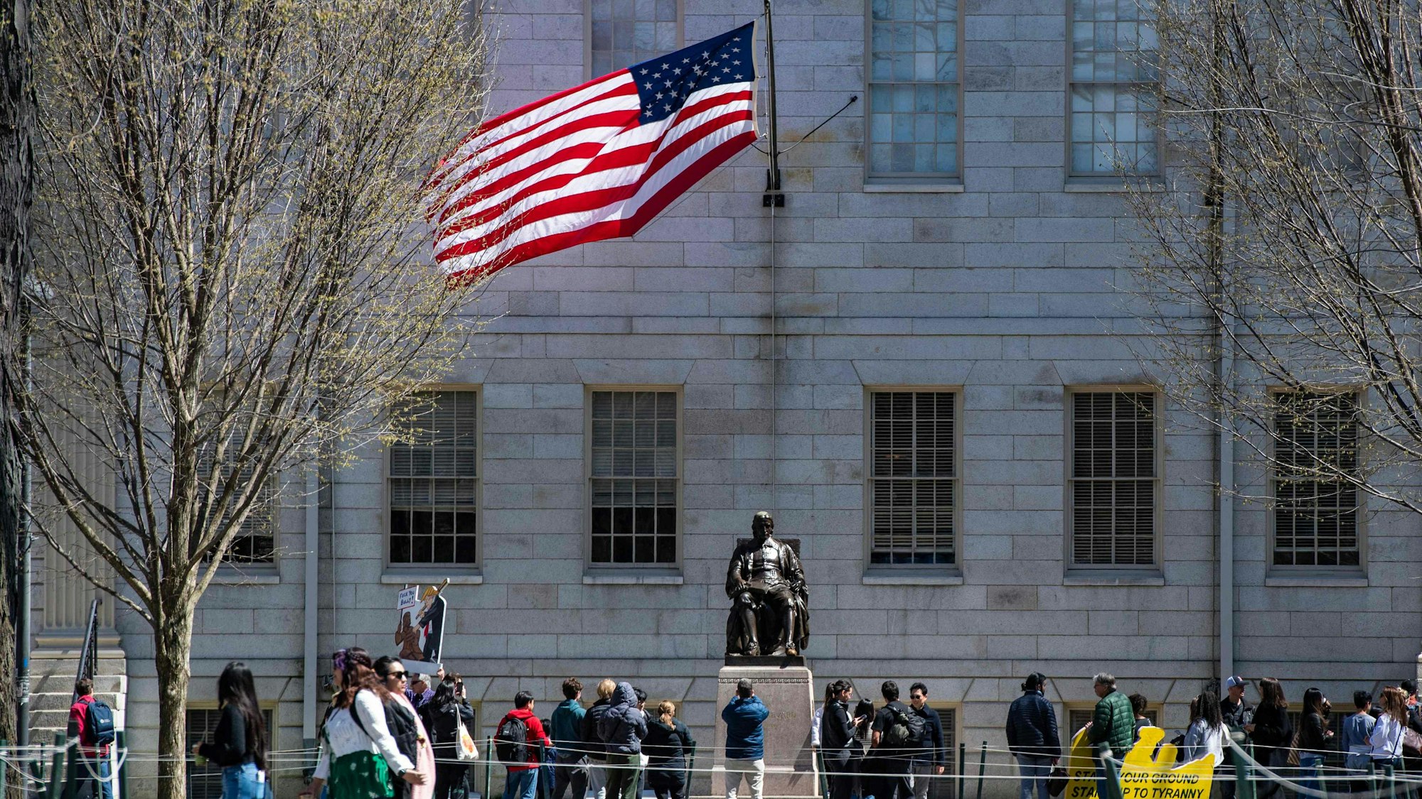 Protest vor der John Harvard Statue in Harvard.