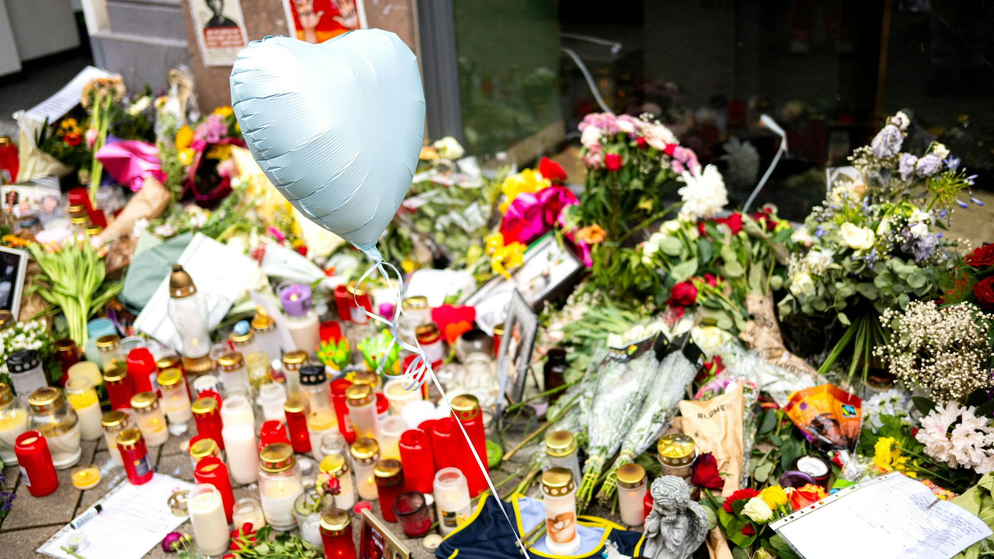 24.04.2025, Niedersachsen, Oldenburg: Am Tatort erinnern unzählige Fotos, Blumen und Kerzen an Lorenz, der durch Polizeischüsse tödlich verletzt wurde. Mindestens drei Schüsse trafen den 21-Jährigen am Ostersonntag von hinten. (zu dpa: «Polizei warnt vor Verbreitung falscher Behauptungen») Foto: Sina Schuldt/dpa +++ dpa-Bildfunk +++