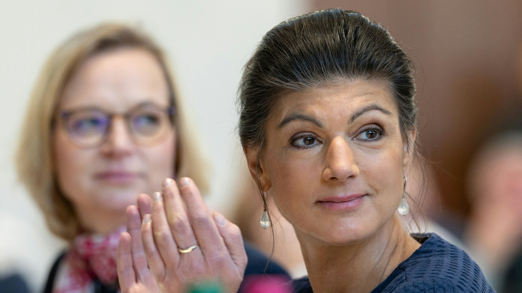 ARCHIV - 07.12.2024, Thüringen, Ilmenau: Katja Wolf (l), Landesvorsitzende und Sahra Wagenknecht, Parteigründerin, verfolgen einen BSW-Landesparteitag in Thüringen (Archivbild) (zu dpa: «Thüringer BSW wählt Parteispitze - Turbulenzen erwartet») Foto: Michael Reichel/dpa +++ dpa-Bildfunk +++