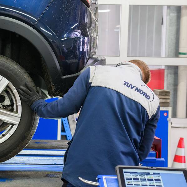 ARCHIV - 30.03.2022, Niedersachsen, Hannover: Alles in Ordnung? Bei der Hauptuntersuchung wird das Auto durchgecheckt. (zu dpa: «Weniger Autos bei Hauptuntersuchung - Tüv Nord legt aber zu») Foto: Julian Stratenschulte/dpa/dpa-tmn +++ dpa-Bildfunk +++