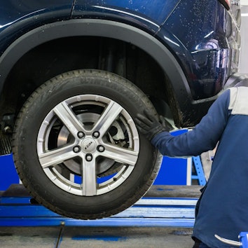 ARCHIV - 30.03.2022, Niedersachsen, Hannover: Alles in Ordnung? Bei der Hauptuntersuchung wird das Auto durchgecheckt. (zu dpa: «Weniger Autos bei Hauptuntersuchung - Tüv Nord legt aber zu») Foto: Julian Stratenschulte/dpa/dpa-tmn +++ dpa-Bildfunk +++
