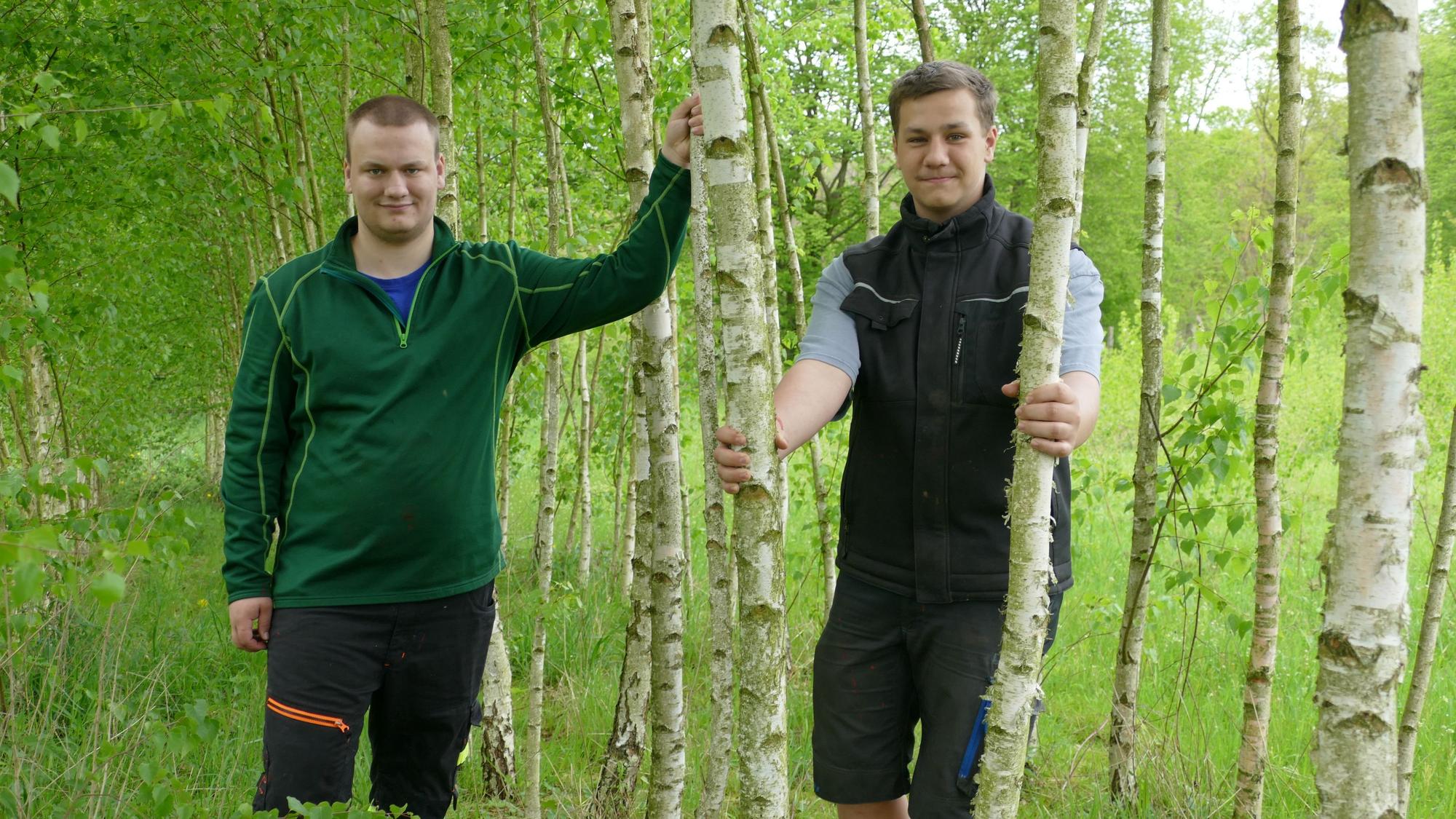 Ole (r.) und Fynn Schmitz aus Lohmar betreiben ein Maibaum-Imperium. An fünf Verkaufsstellen werden sie ihre Bäume und Herzen anbieten.