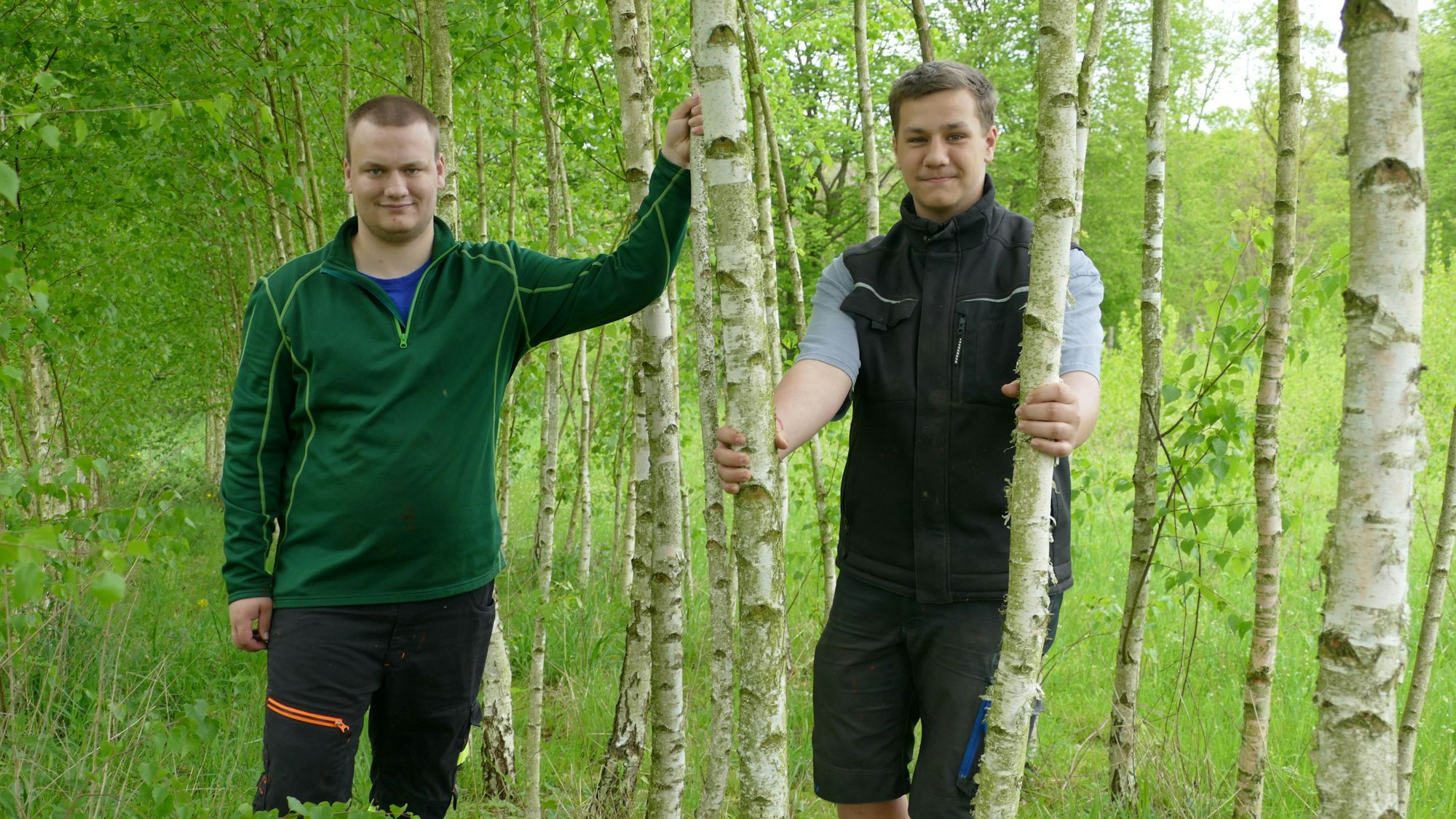 Ole (r.) und Fynn Schmitz aus Lohmar betreiben ein Maibaum-Imperium. An fünf Verkaufsstellen werden sie ihre Bäume und Herzen anbieten.