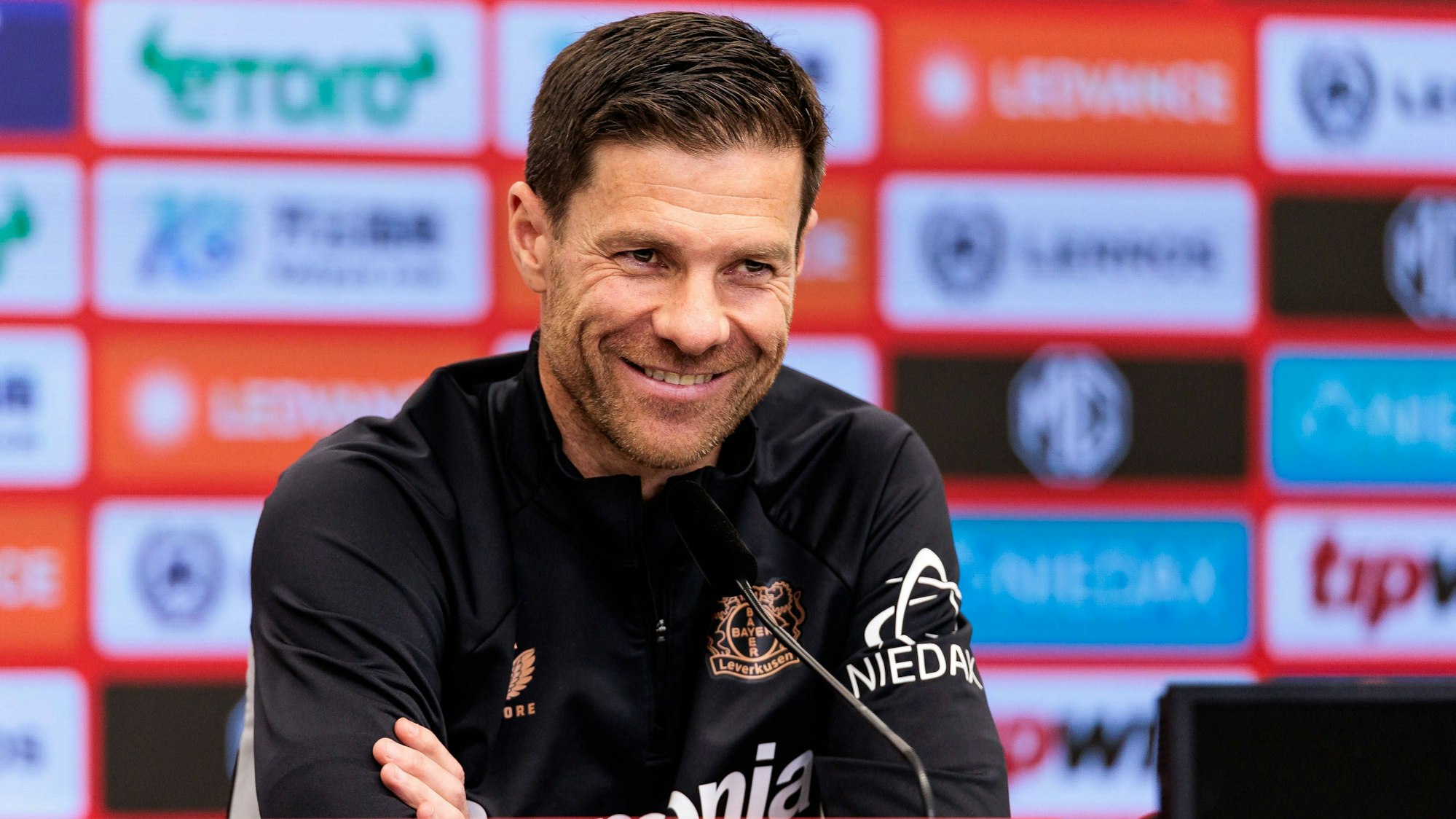 Trainer Xabi Alonso auf der Pressekonferenz vor dem Bundesliga-Heimspiel von Bayer 04 Leverkusen gegen den FC Augsburg.