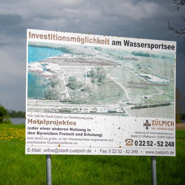 Ein vergilbtes Schild weist auf ein Hotel-Grundstück am Zülpicher Wassersportsee hin.