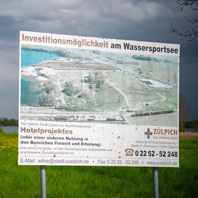 Ein vergilbtes Schild weist auf ein Hotel-Grundstück am Zülpicher Wassersportsee hin.