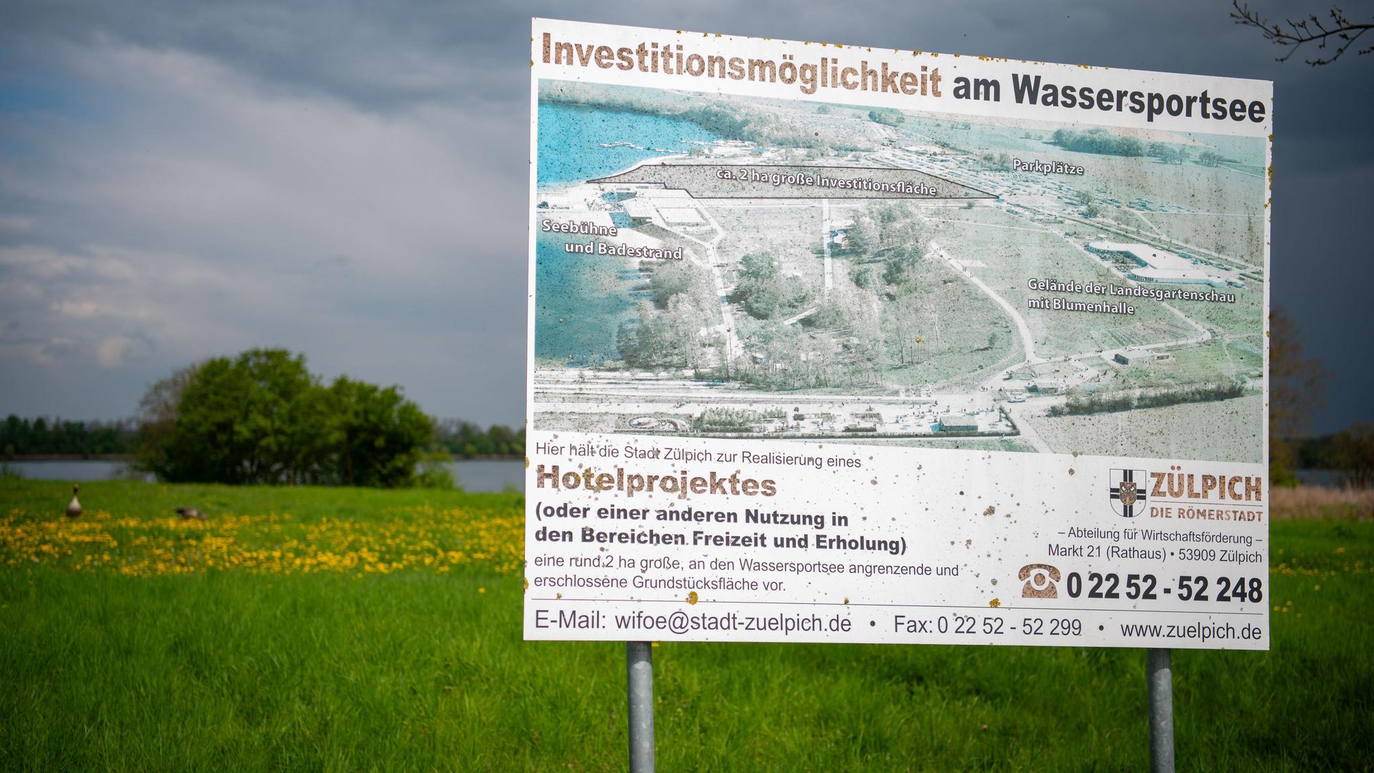 Ein vergilbtes Schild weist auf ein Hotel-Grundstück am Zülpicher Wassersportsee hin.