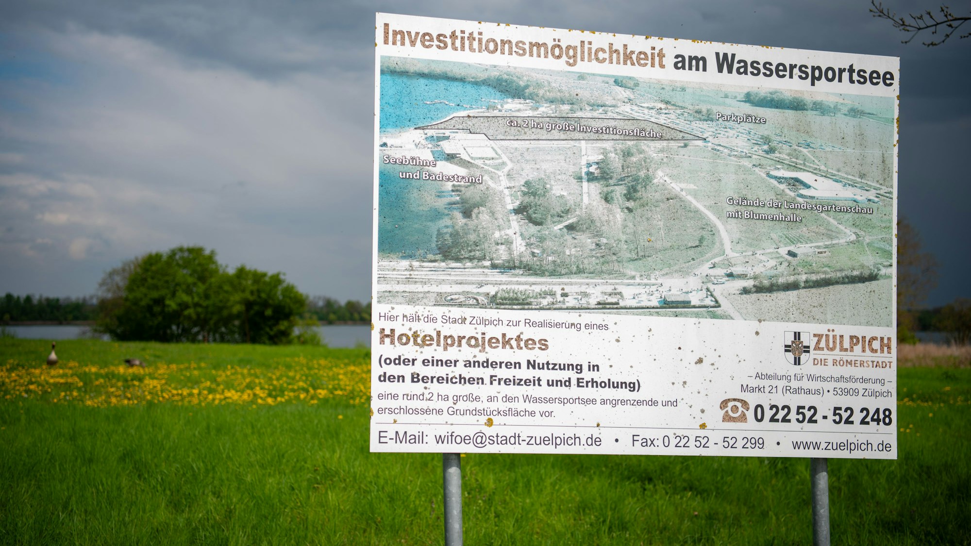 Ein vergilbtes Schild weist auf ein Hotel-Grundstück am Zülpicher Wassersportsee hin.