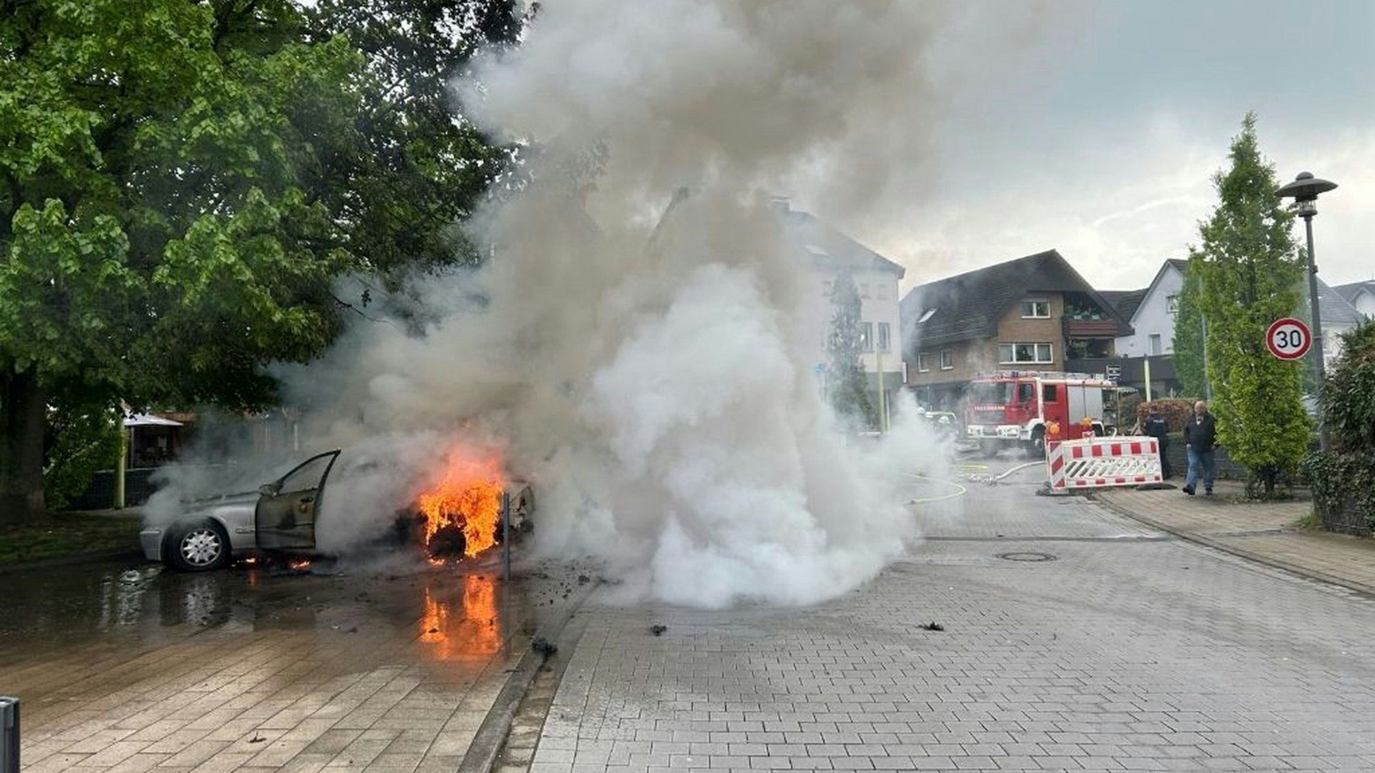 An der Kirchstraße in Lohmar hat ein Auto gebrannt.