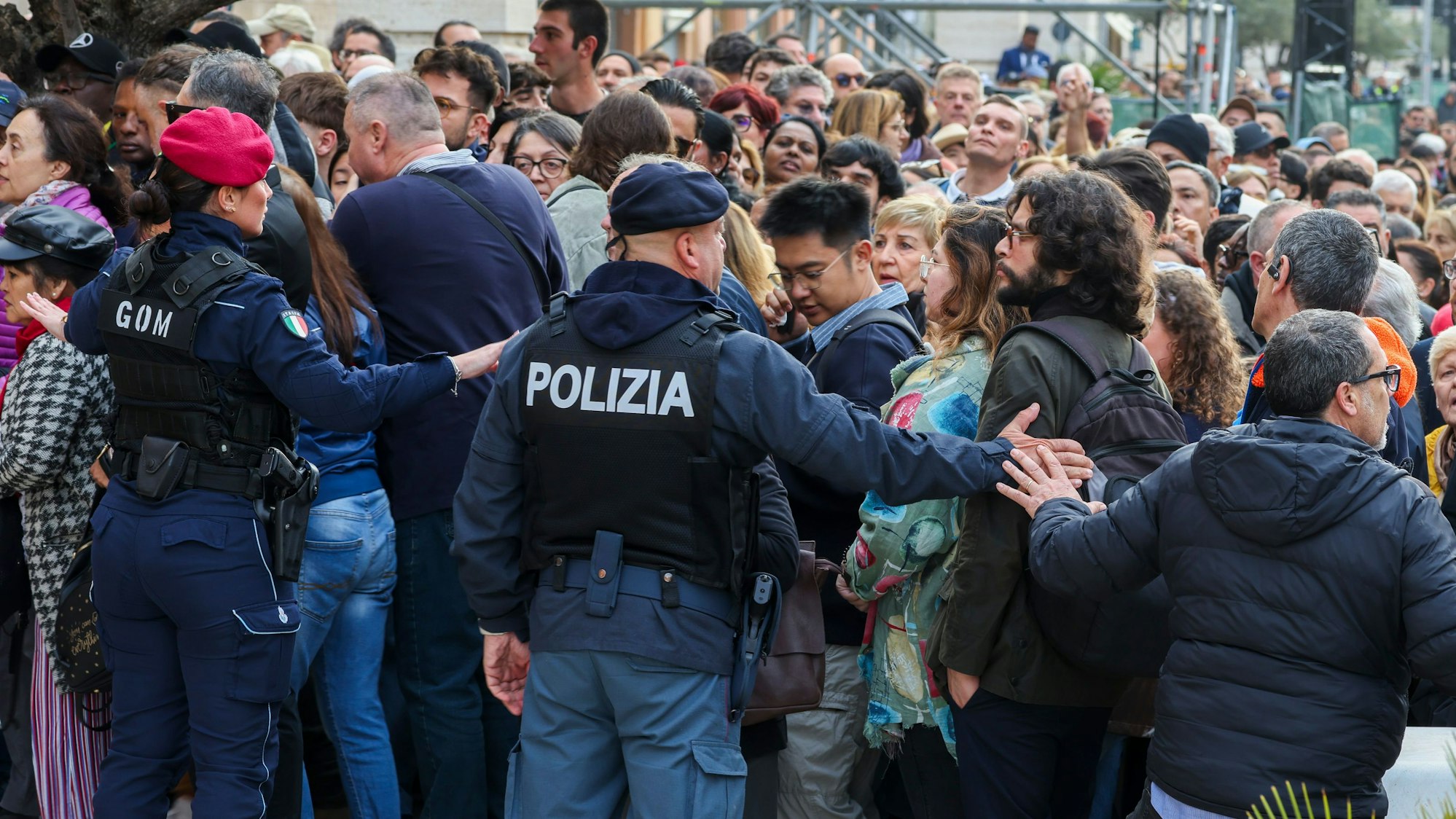 dpatopbilder - 25.04.2025, Italien, Rom: Auf der Via della Conciliazione haben Menschen am Morgen die Absperrungen der Polizei umgangen und gehen unkontrolliert zum Petersdom, um am offenen Sarg Abschied vom verstorbenen Papst Franziskus zu nehmen.