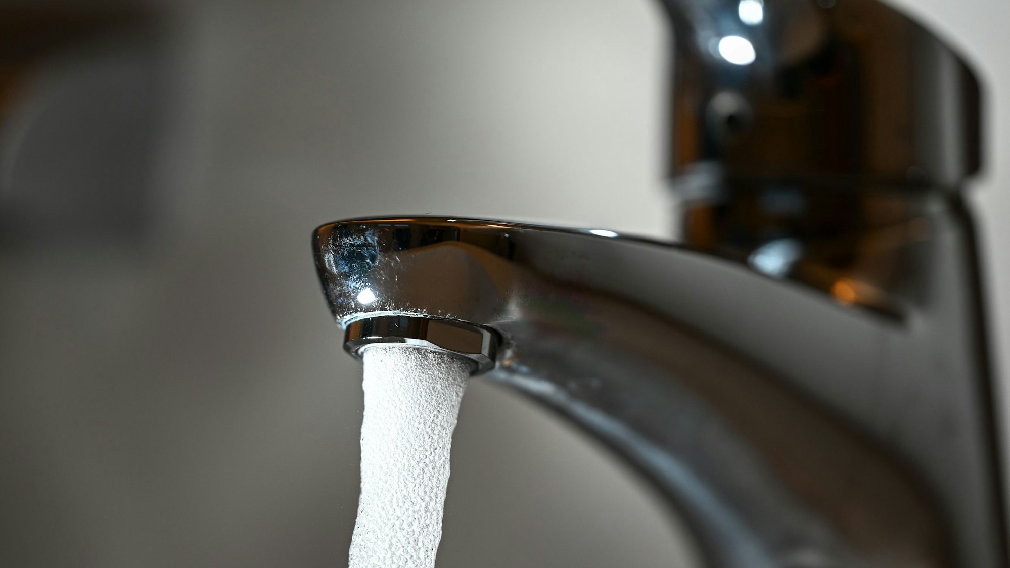 Trinkwasser läuft aus einem Wasserhahn.