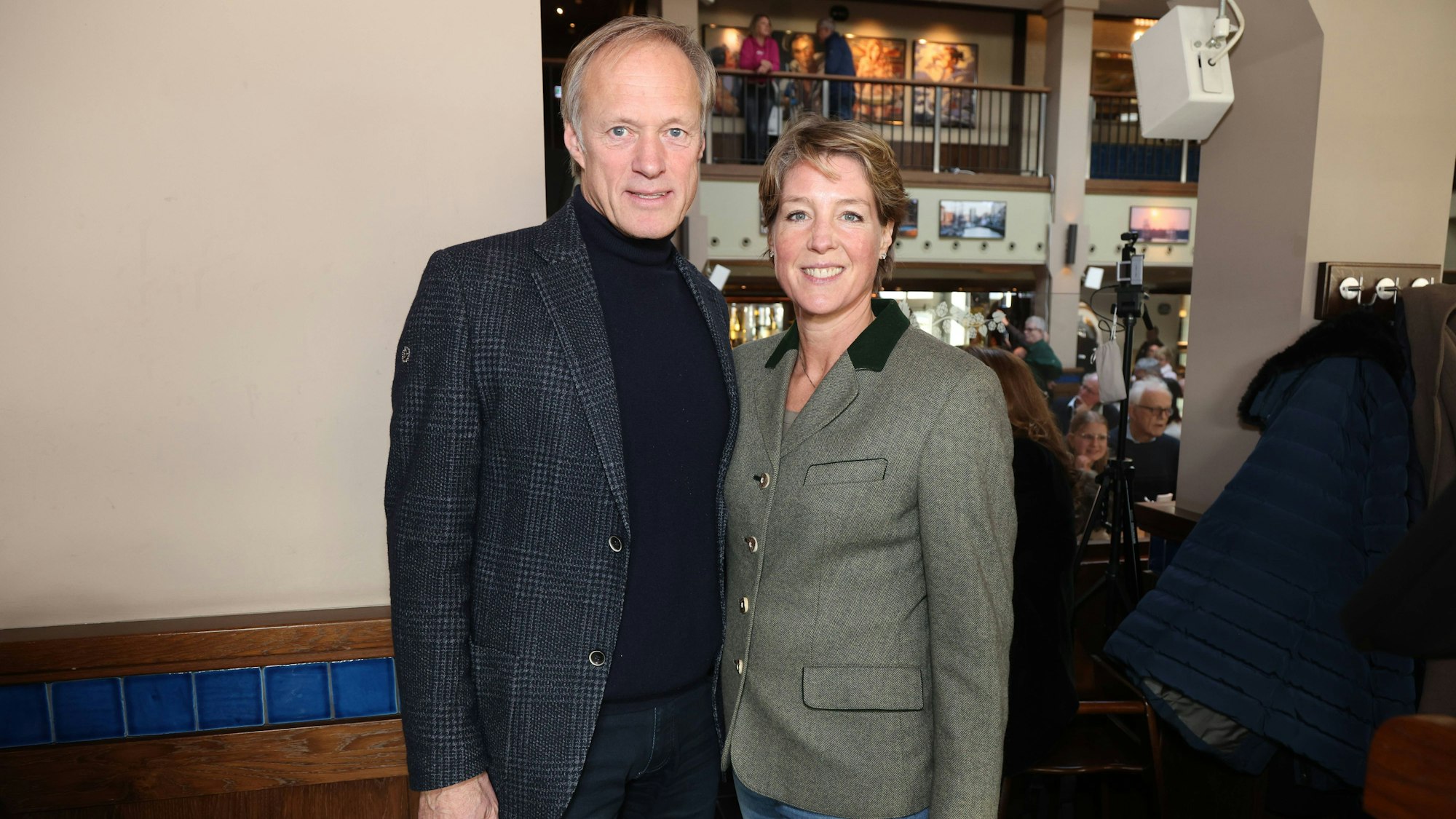 Gerhard Delling mit Christina Block beim Hamburger Hafen Talk im Blockbräu, Bei den St. Pauli Landungsbrücken, Hamburg 16.2.2025 *** Gerhard Delling with Christina Block at the Hamburger Hafen Talk in the Blockbräu, Bei den St Pauli Landungsbrücken, Hamburg 16 2 2025