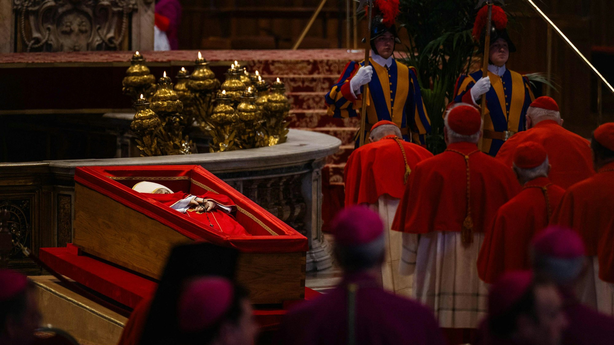 Kardinäle nehmen am offenen Sarg Abschied von Papst Franziskus.