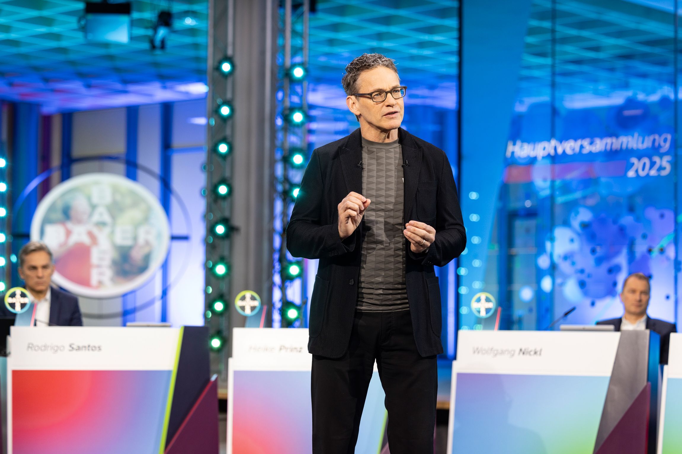 Der Vorstandsvorsitzende Bill Anderson spricht auf der Hauptversammlung 2025 von Bayer