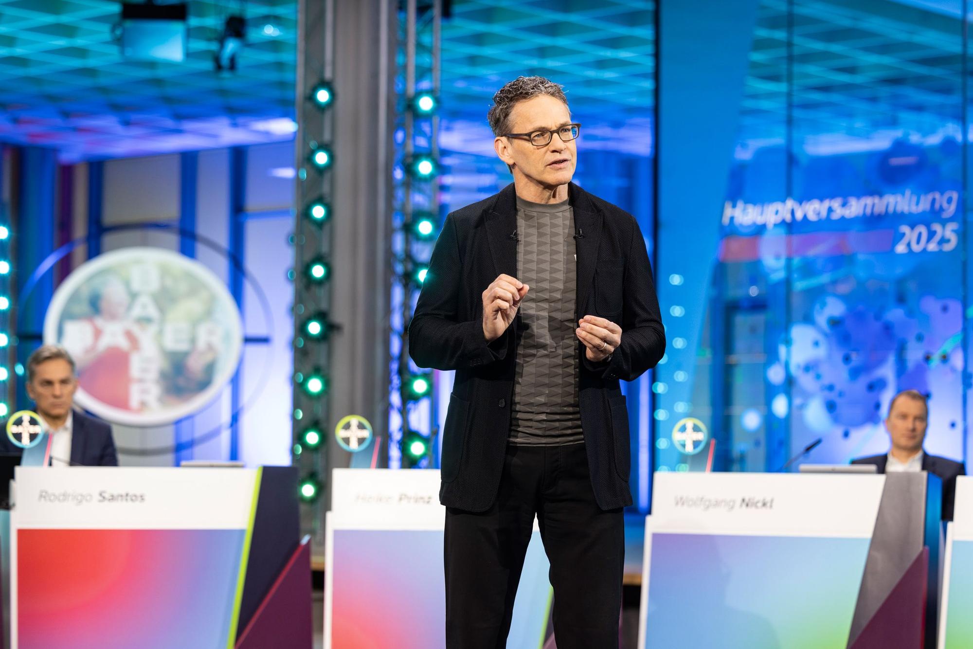 Der Vorstandsvorsitzende Bill Anderson spricht auf der Hauptversammlung 2025 von Bayer