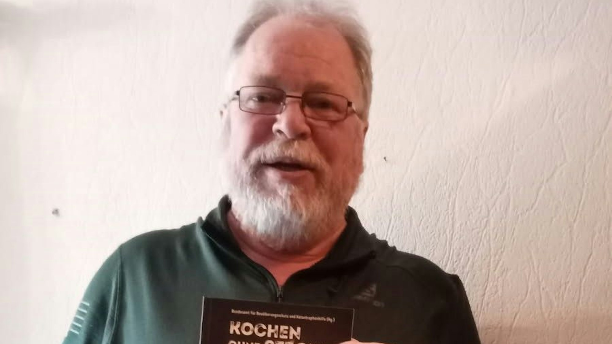 Zu sehen ist ein Mann mit grauen Haaren und Brille.